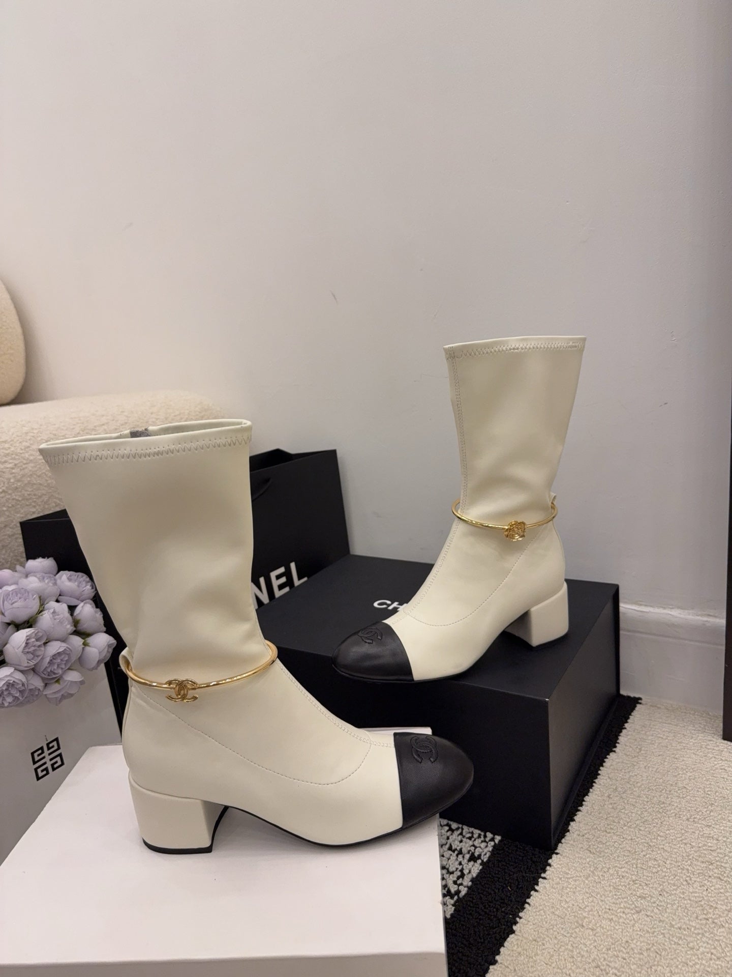 CC 26 Short Boot With Gold-tone Ankle Chain White Black Lambskin 588820