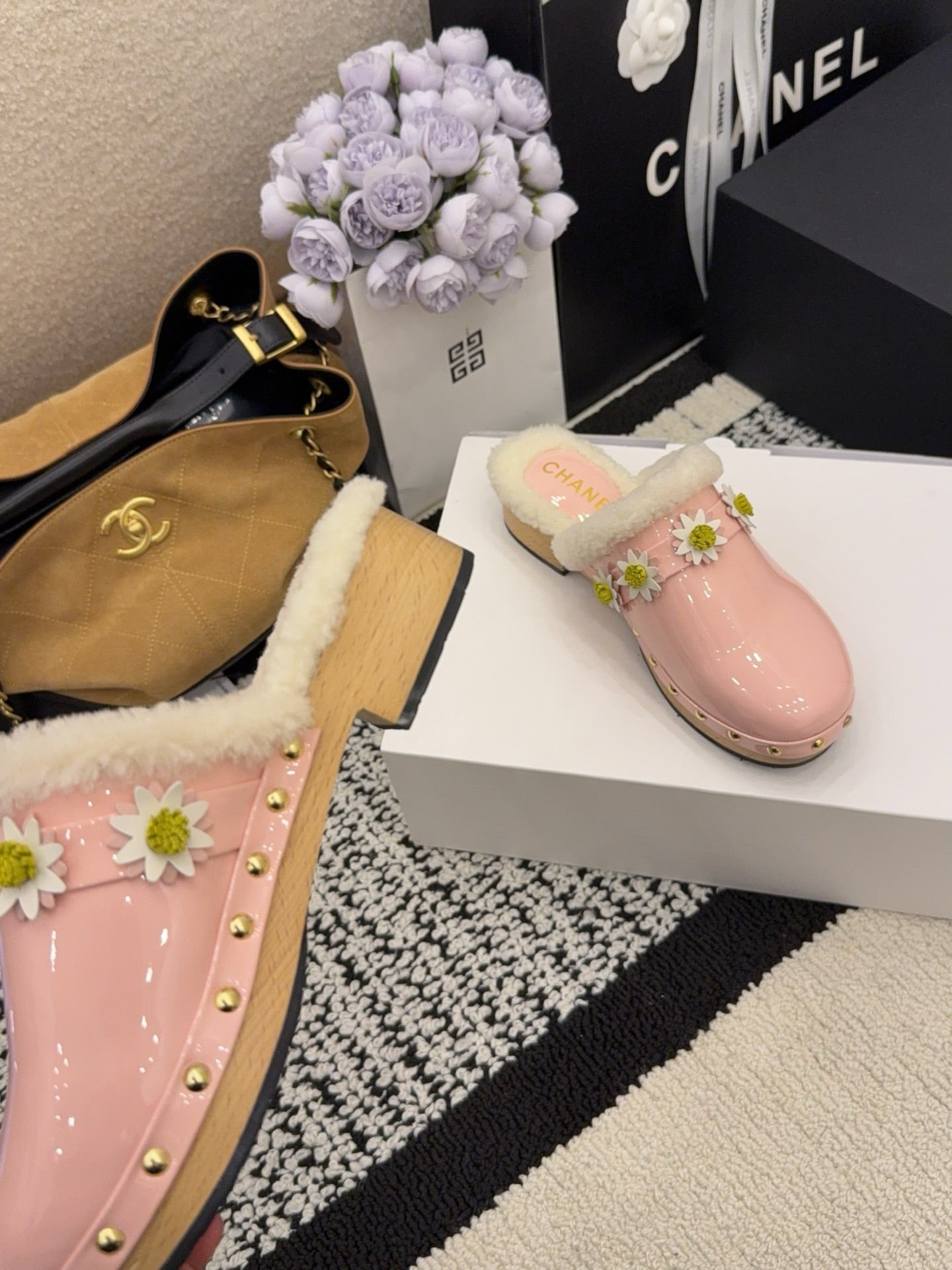 CC 26 Daisy Shearling-lined Slipper Pink Patent Leather 588693