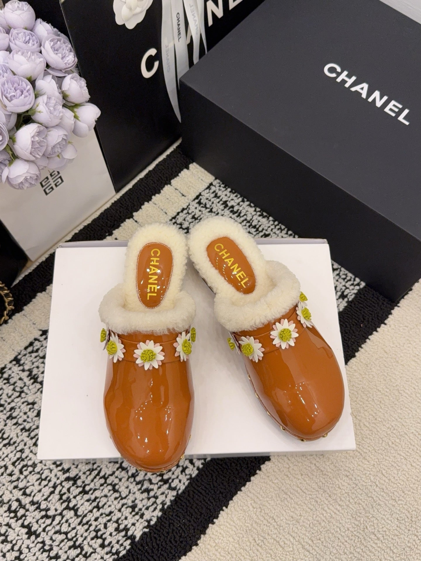 CC 26 Daisy Shearling-lined Slipper Brown Patent Leather 588694