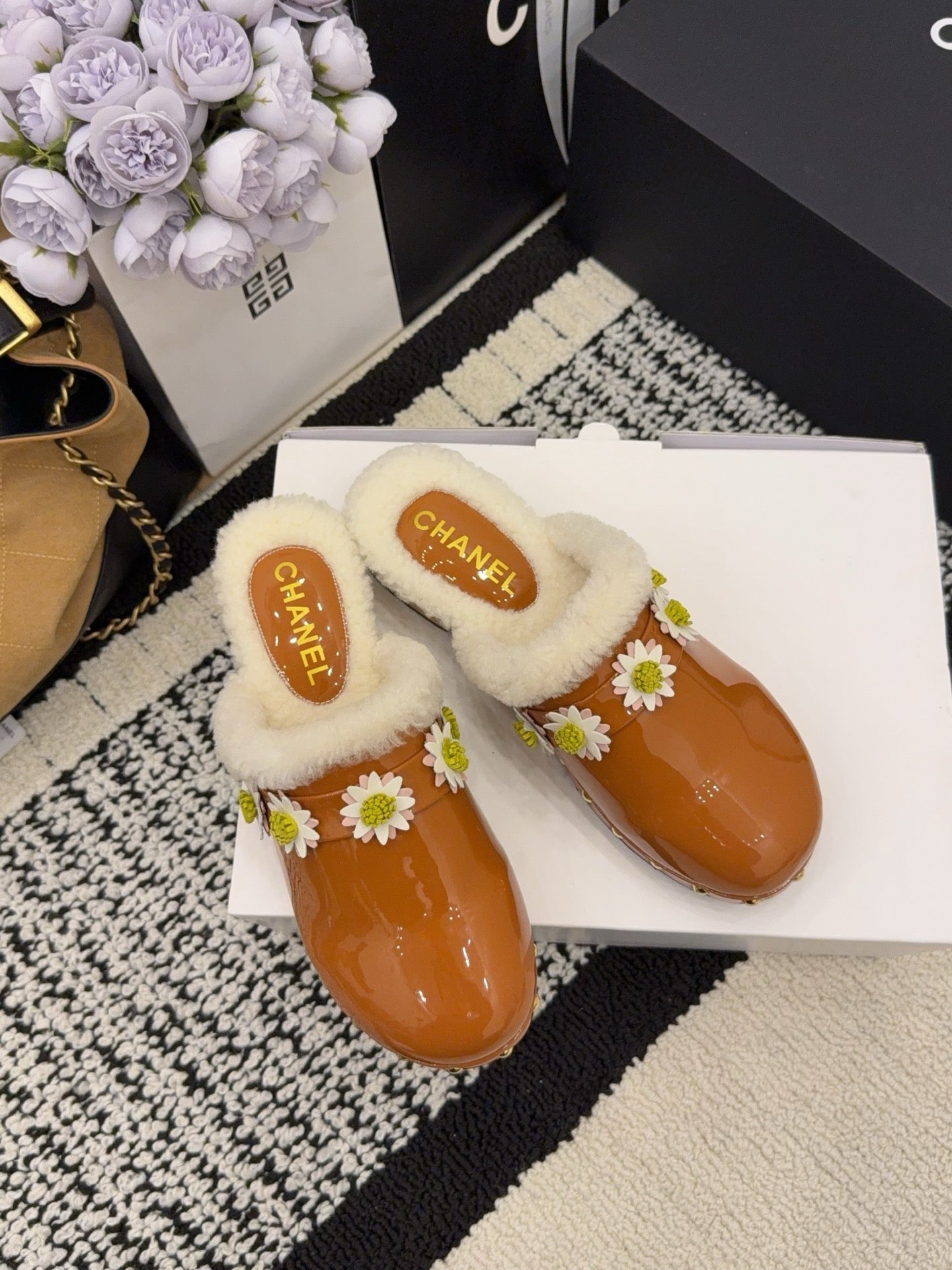 CC 26 Daisy Shearling-lined Slipper Brown Patent Leather 588694