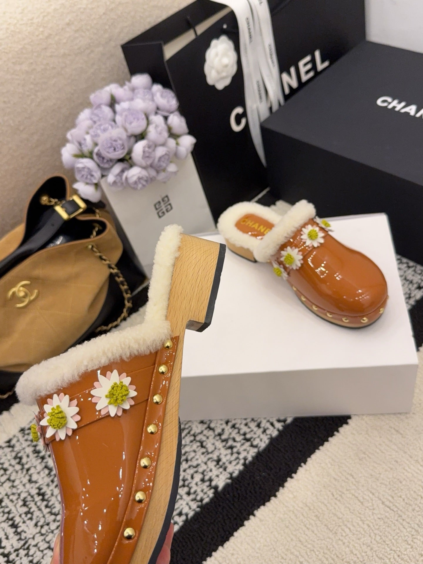 CC 26 Daisy Shearling-lined Slipper Brown Patent Leather 588694