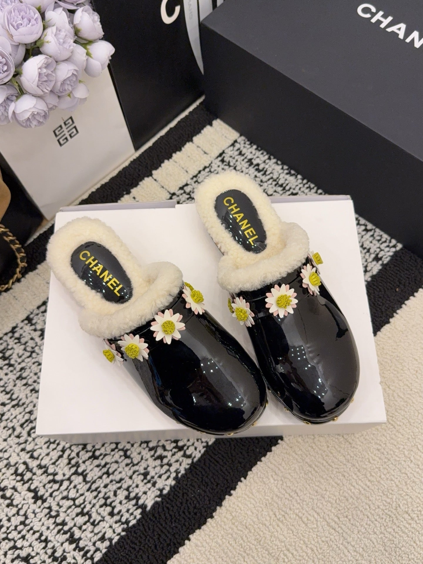 CC 26 Daisy Shearling-lined Slipper Black Patent Leather 588695