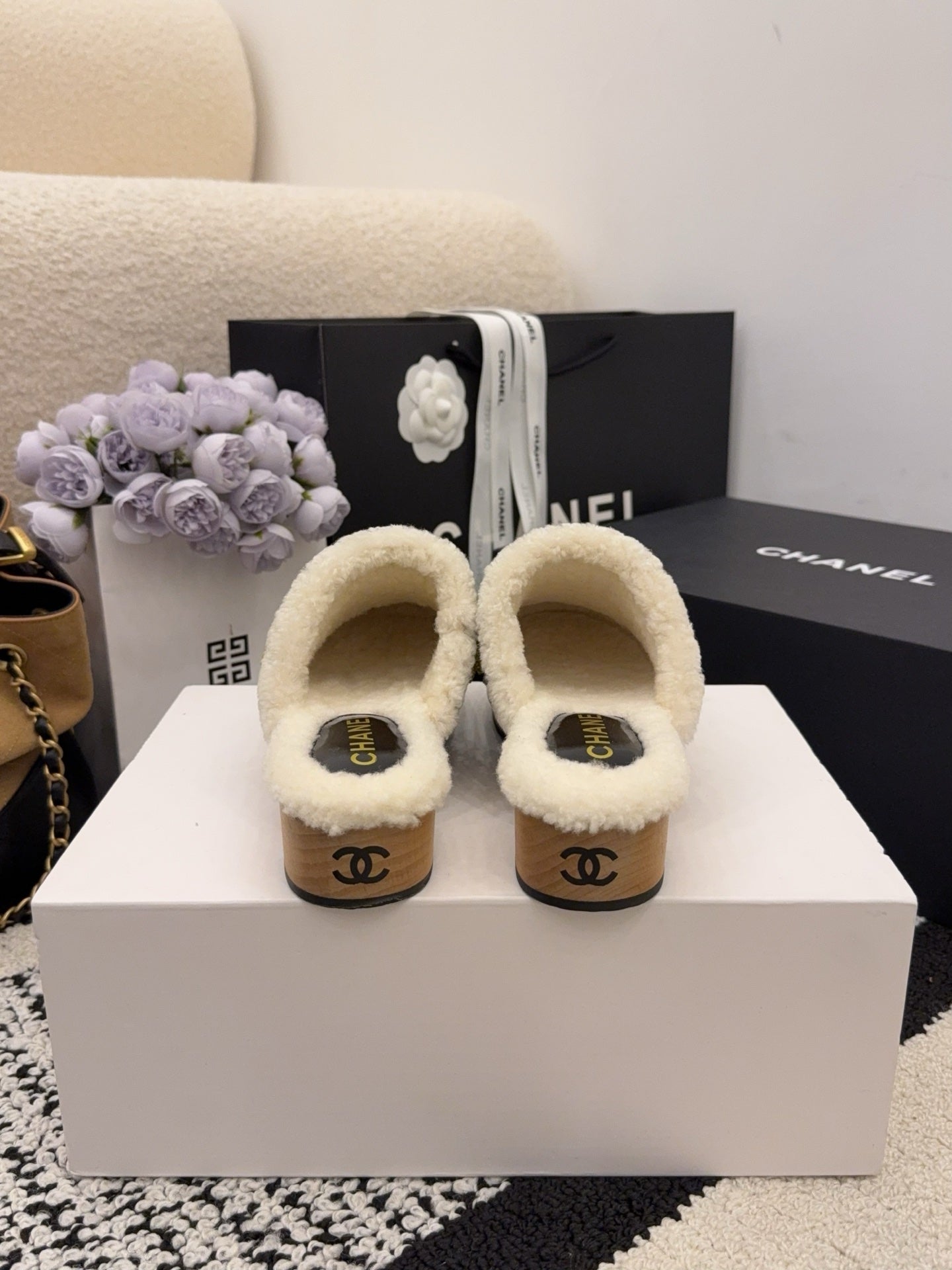 CC 26 Daisy Shearling-lined Slipper Black Patent Leather 588695