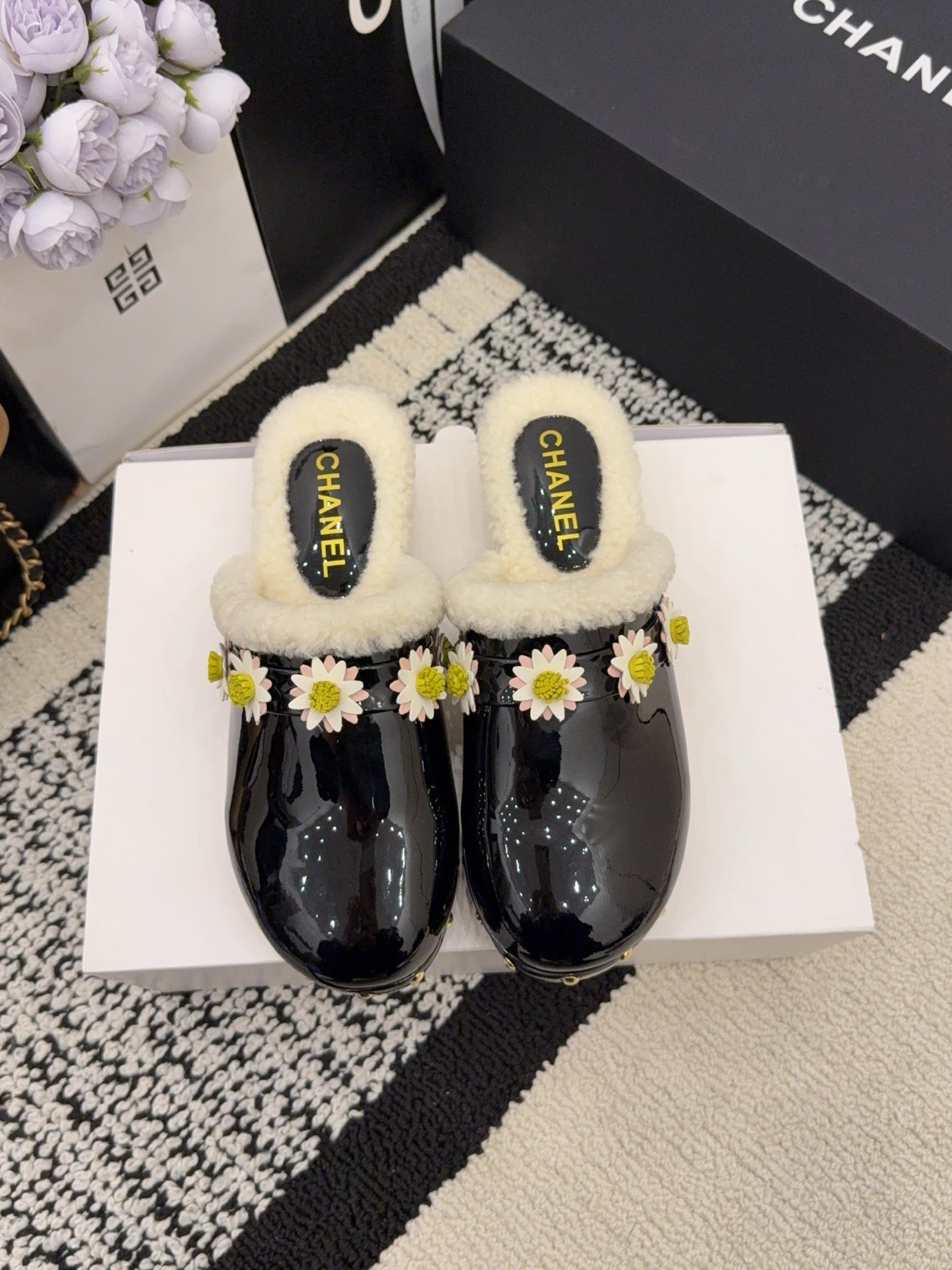 CC 26 Daisy Shearling-lined Slipper Black Patent Leather 588695