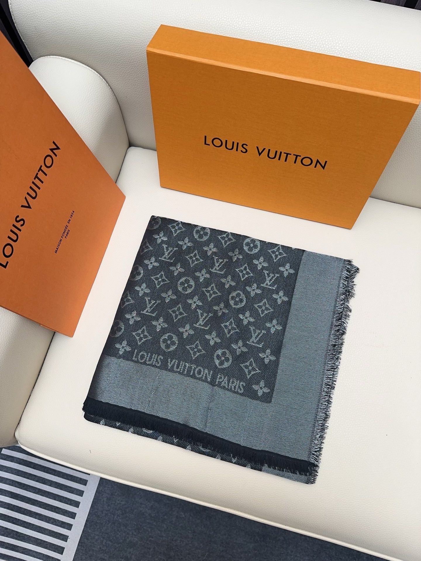 LV 25 Scarf 140CM Black Silk 293290