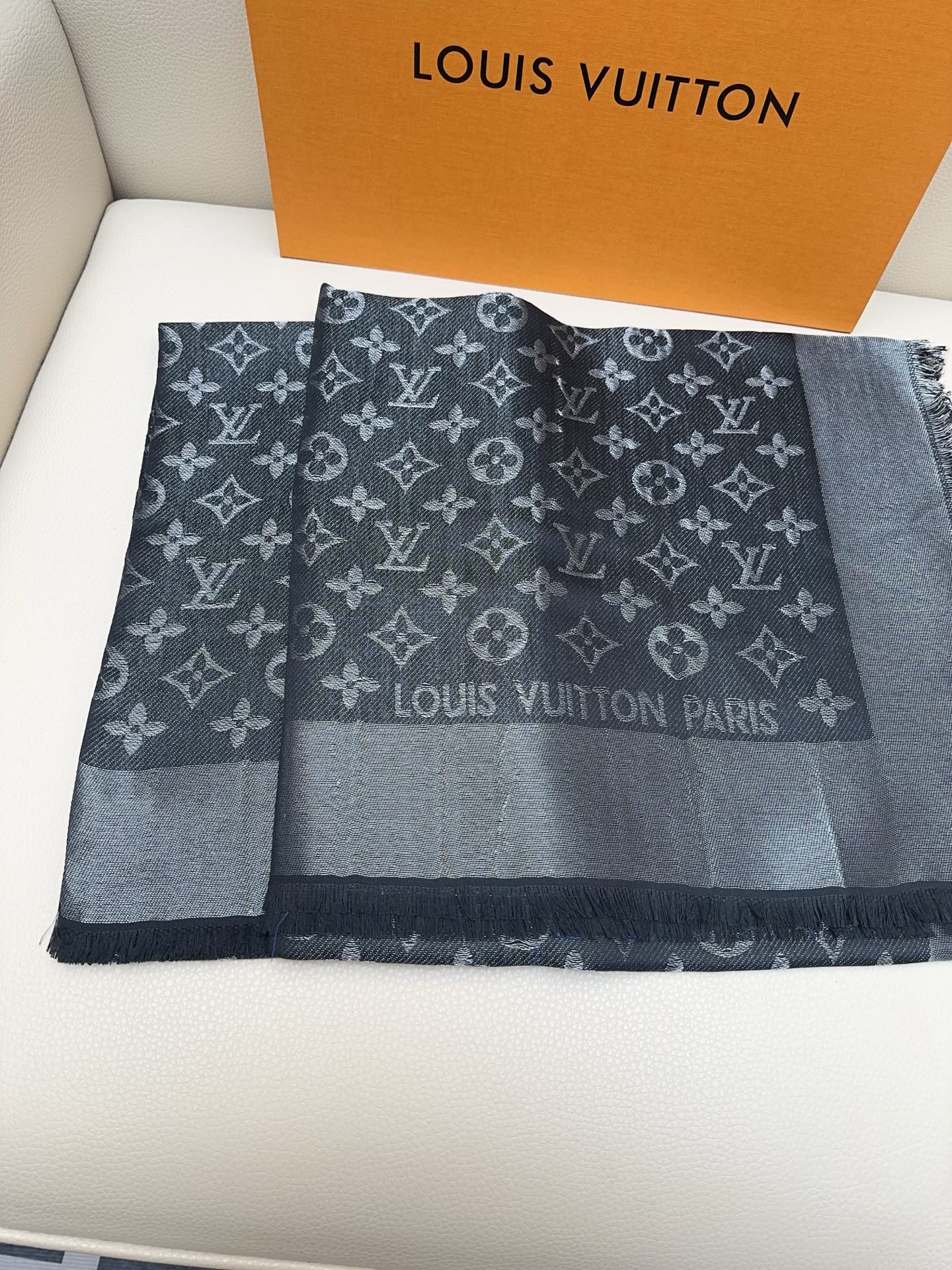 LV 25 Scarf 140CM Black Silk 293290