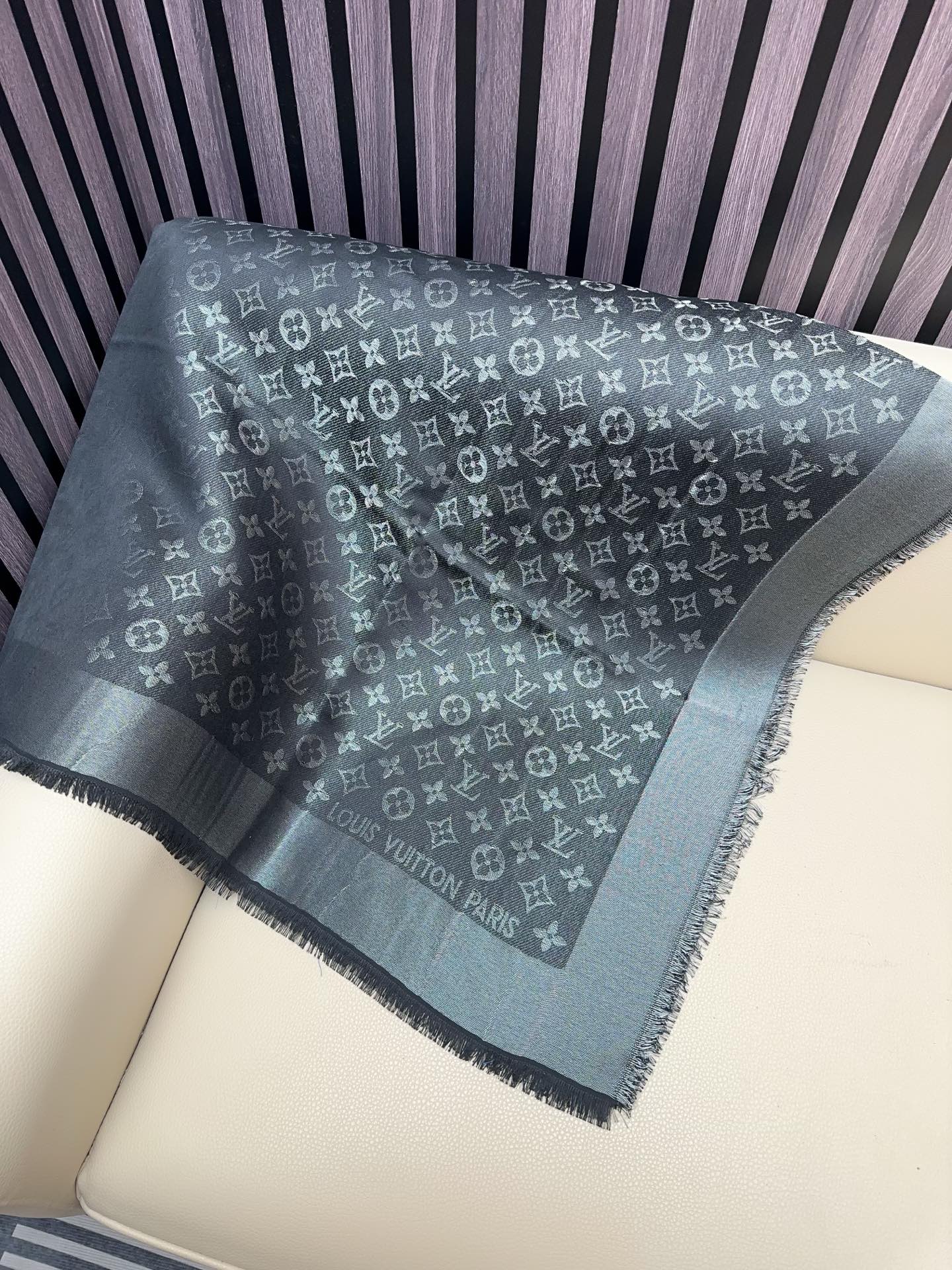 LV 25 Scarf 140CM Black Silk 293290