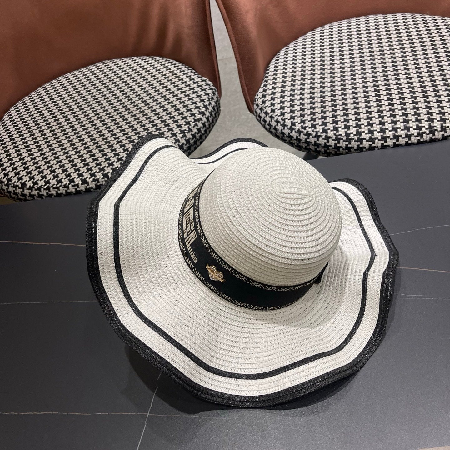 Chanel Wide-brimmed Straw Hat 214482