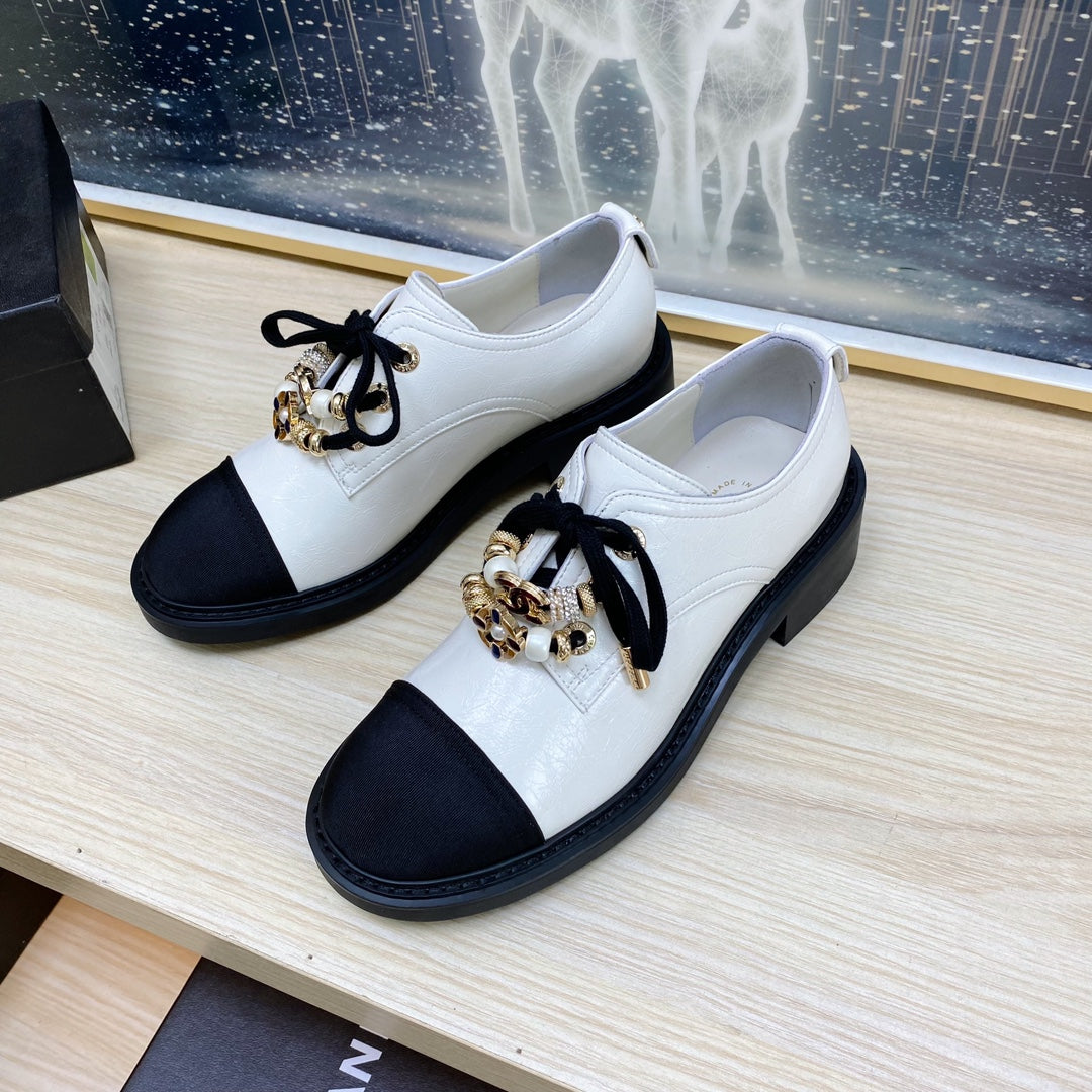 CC COMBAT OXFORD SHOES IN WHITE WRINKLED CALFSKIN AND BLACK GROSGRAIN WITH FAUX PEARL
