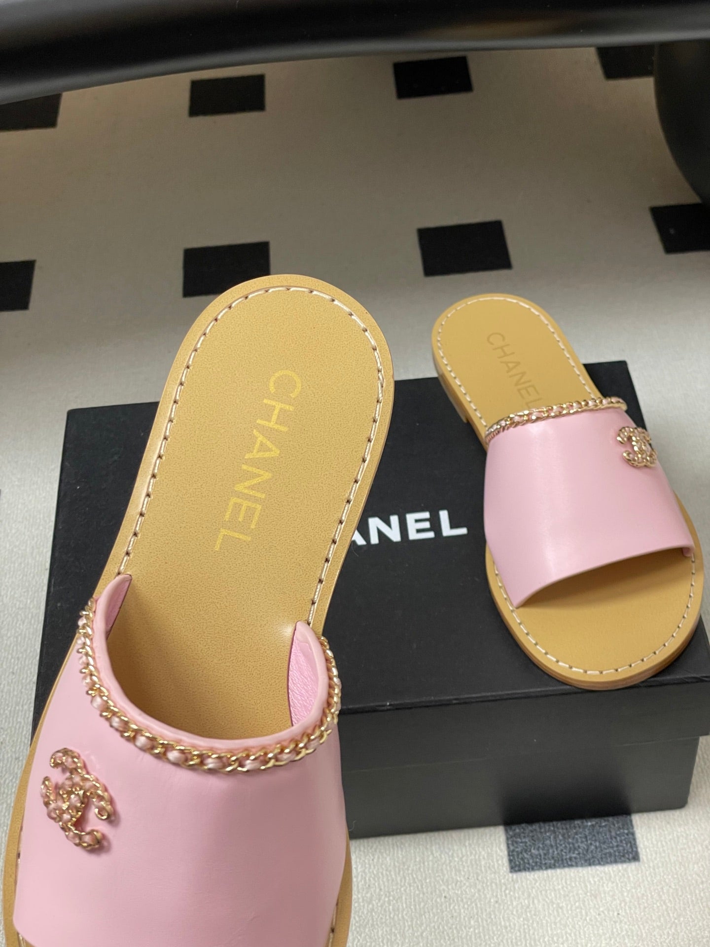 CC 26 Flat Sandal Pink Beige Sheepskin 593297