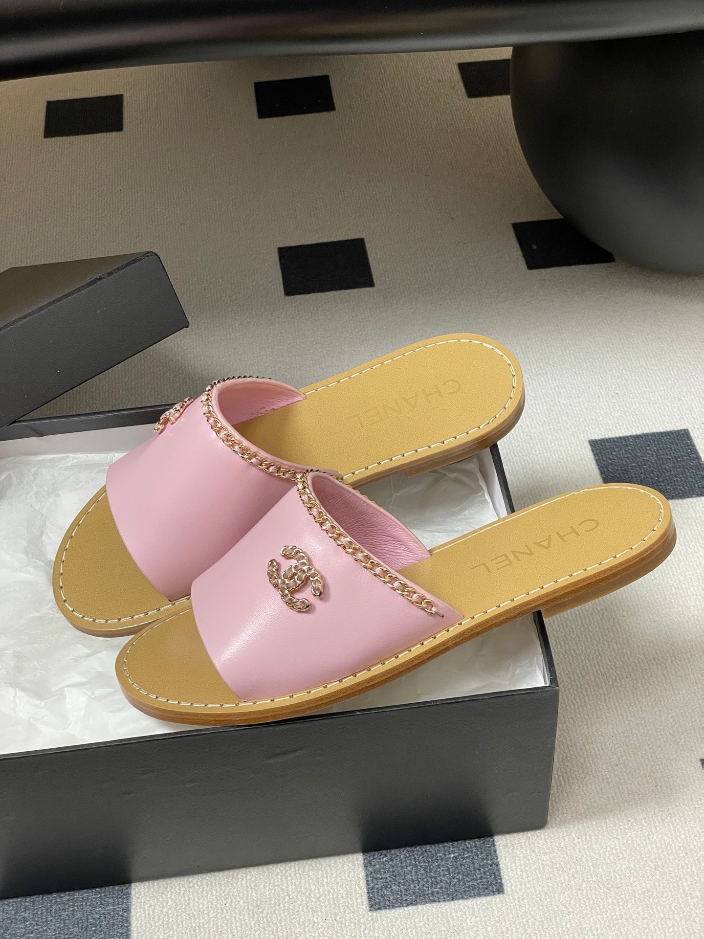 CC 26 Flat Sandal Pink Beige Sheepskin 593297