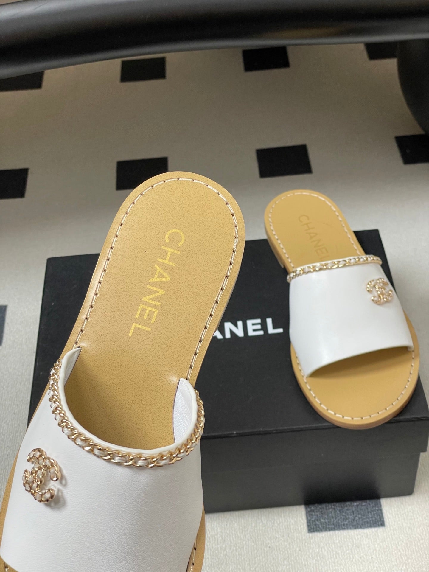 CC 26 Flat Sandal White Beige Sheepskin 593299