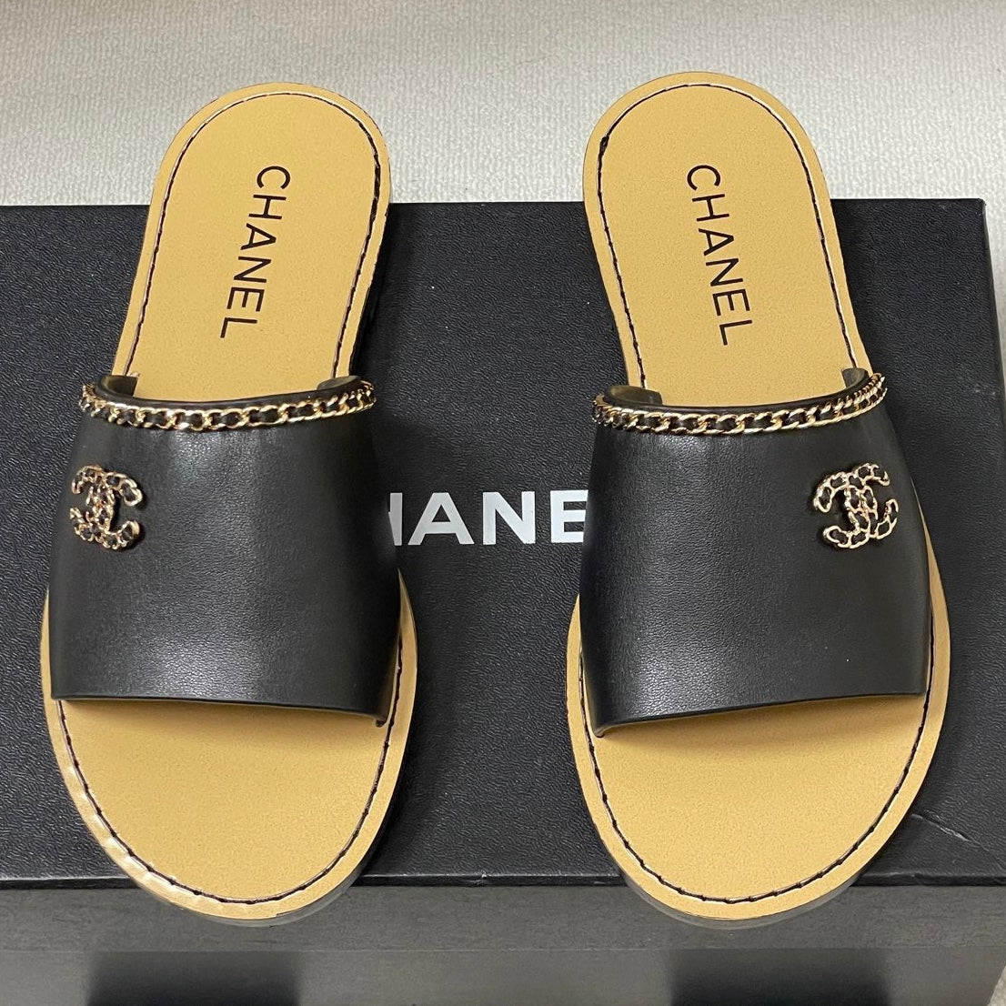 CC 26 Flat Sandal Black Beige Sheepskin 593300