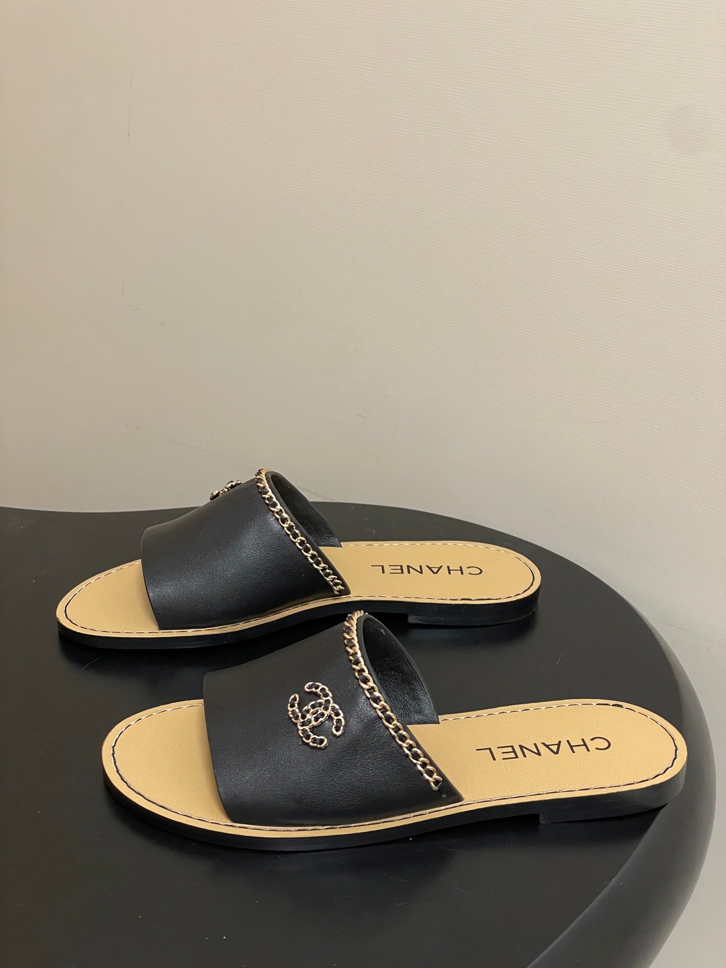 CC 26 Flat Sandal Black Beige Sheepskin 593300