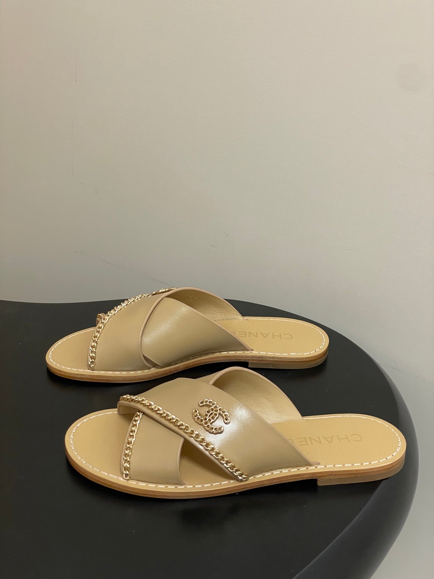 CC 26 Criss-cross Strap Slipper Beige Sheepskin 593302