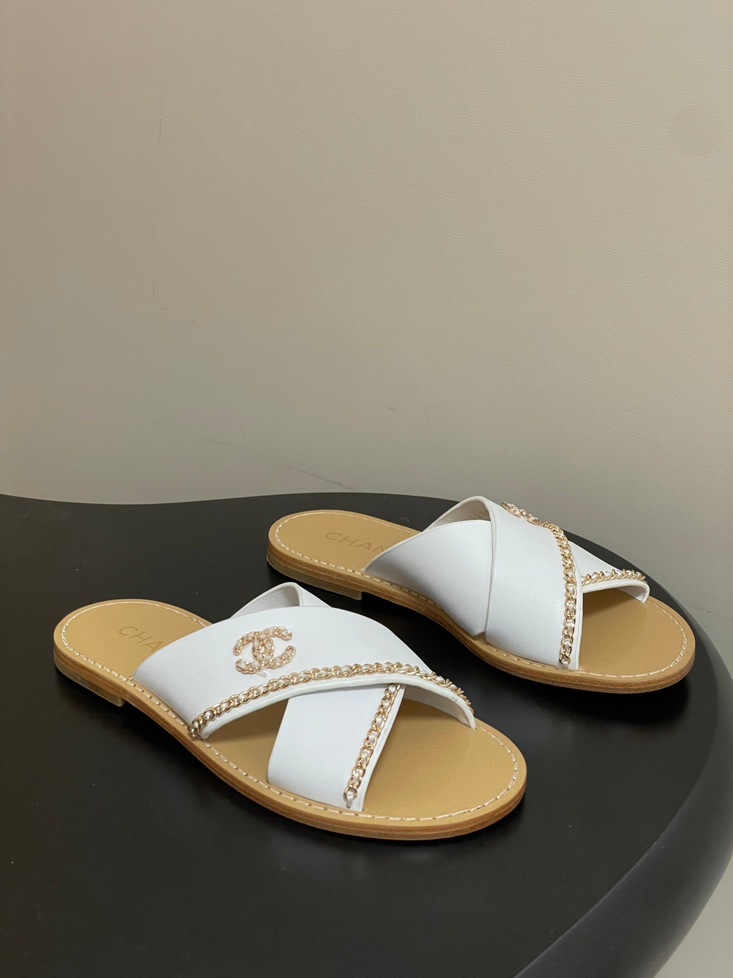 CC 26 Criss-cross Strap Slipper White Beige Sheepskin 593303