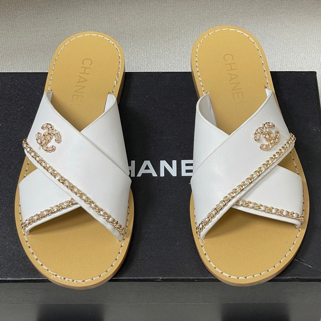 CC 26 Criss-cross Strap Slipper White Beige Sheepskin 593303