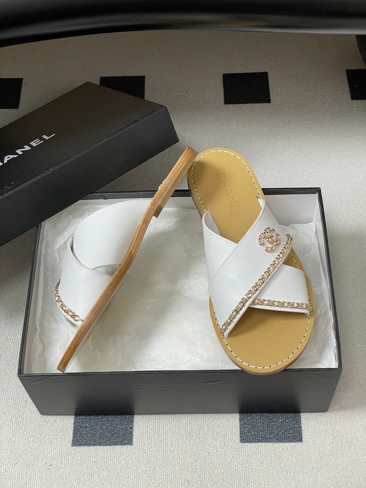 CC 26 Criss-cross Strap Slipper White Beige Sheepskin 593303