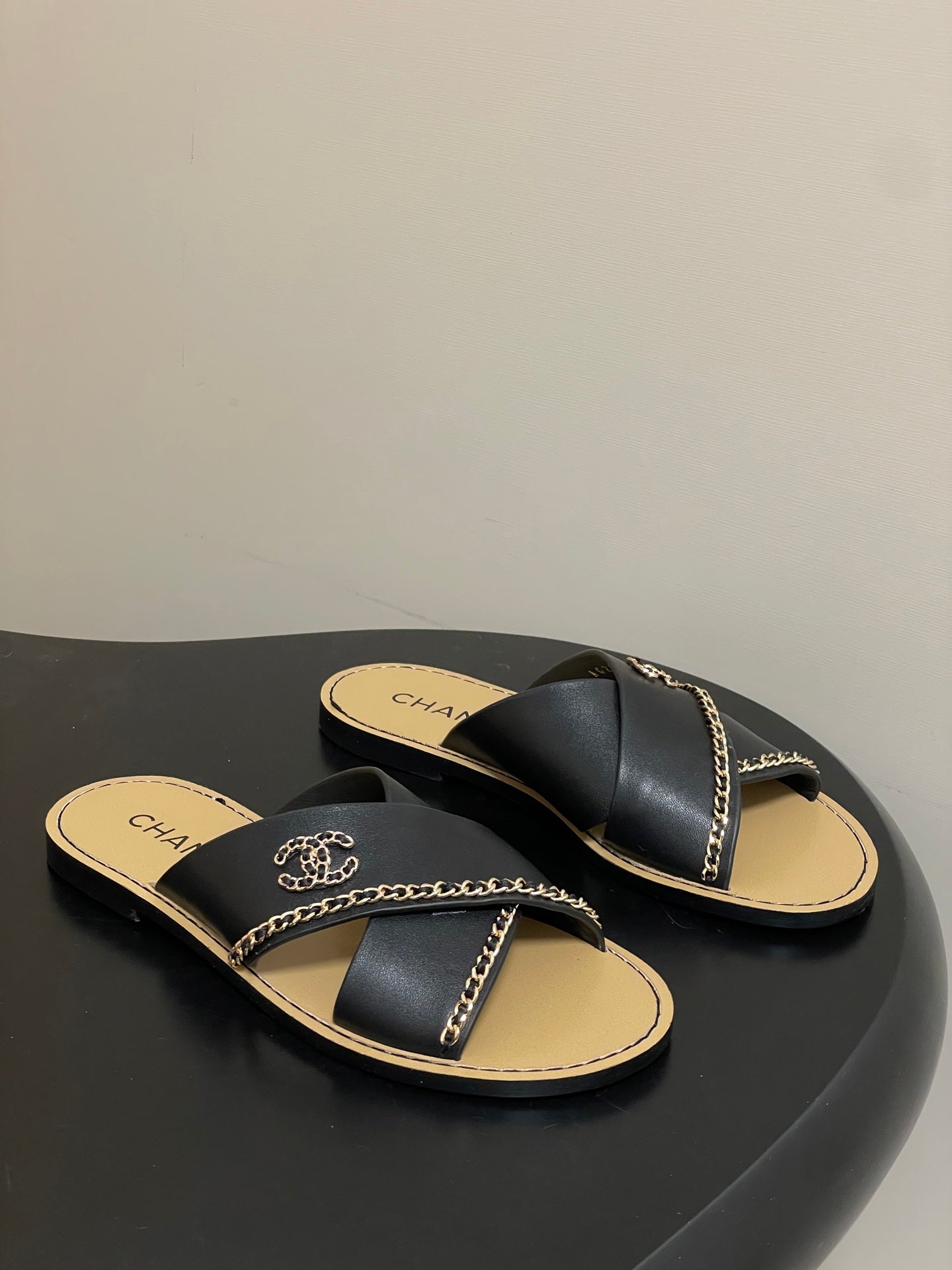 CC 26 Criss-cross Strap Slipper Black Beige Sheepskin 593304