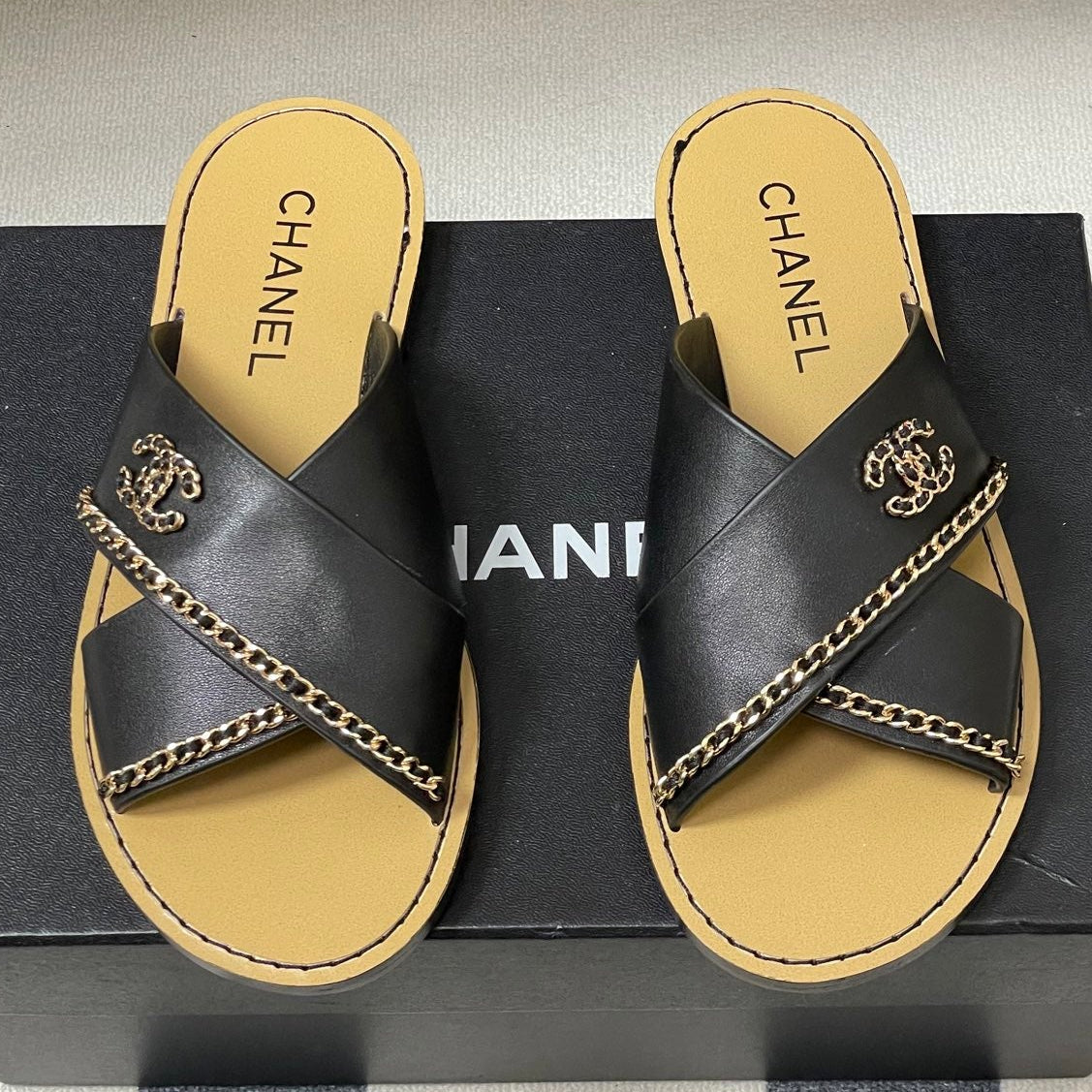 CC 26 Criss-cross Strap Slipper Black Beige Sheepskin 593304