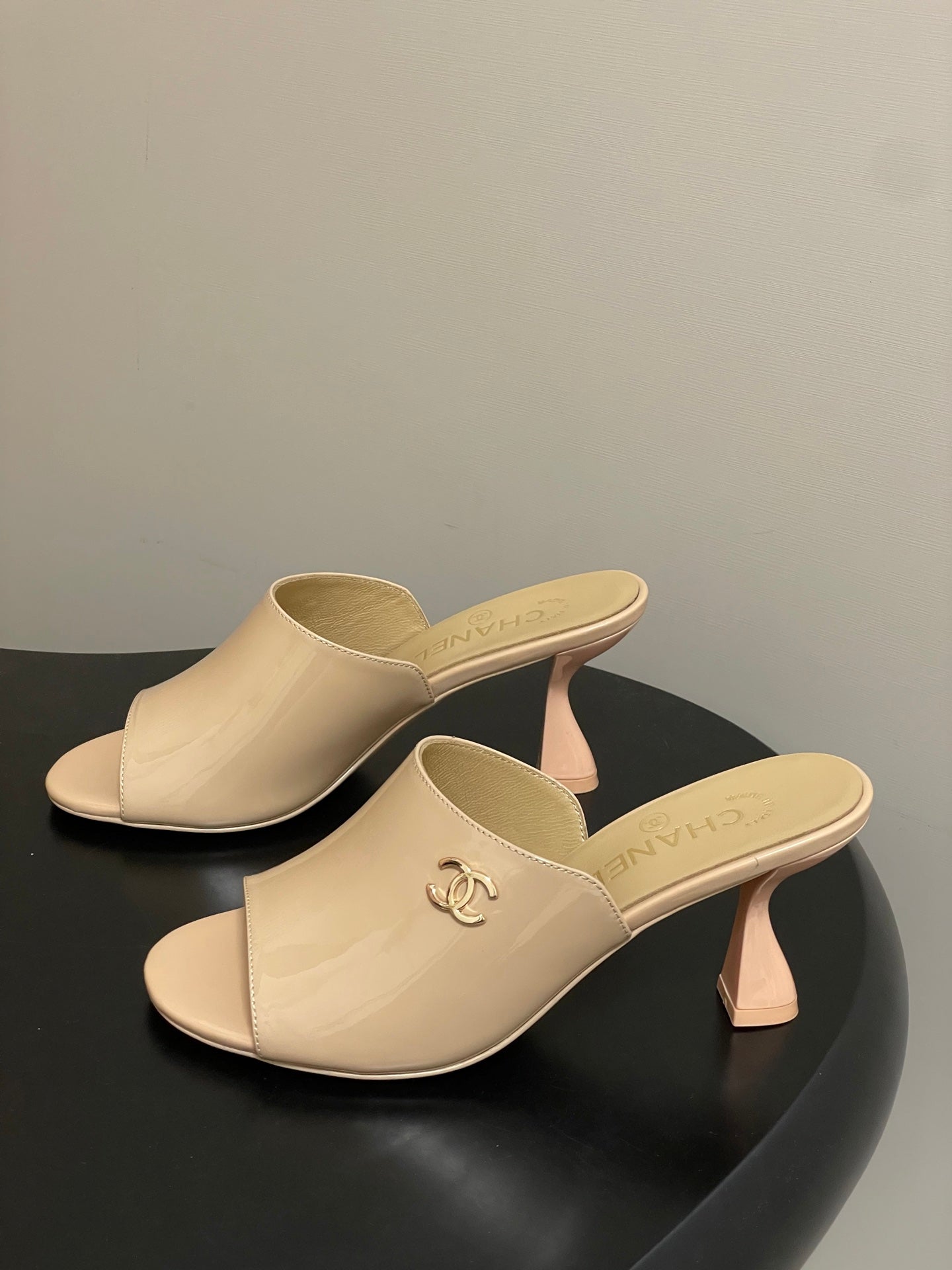 CC 26 Sandal Beige Patent Leather 593321