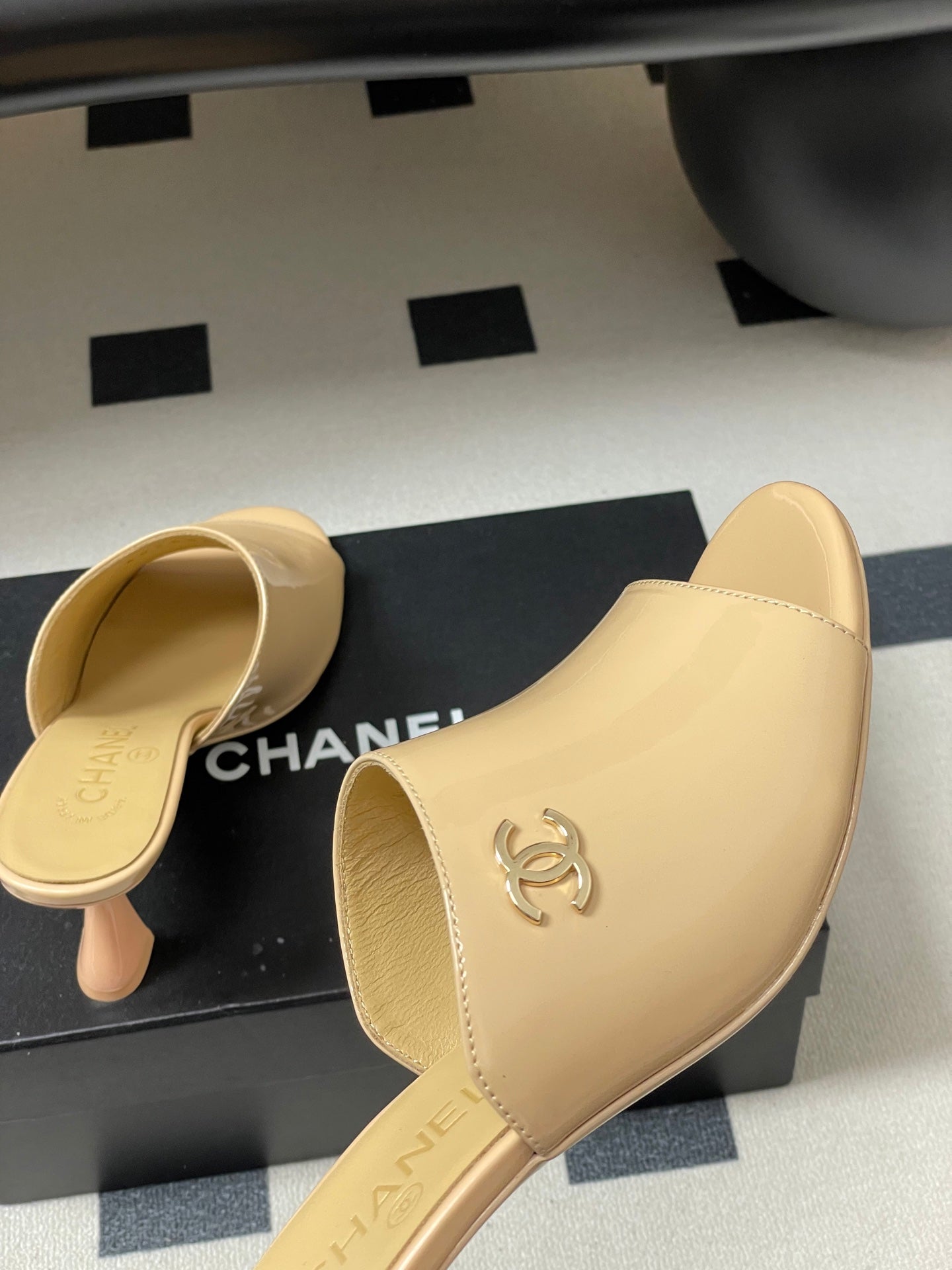 CC 26 Sandal Beige Patent Leather 593321