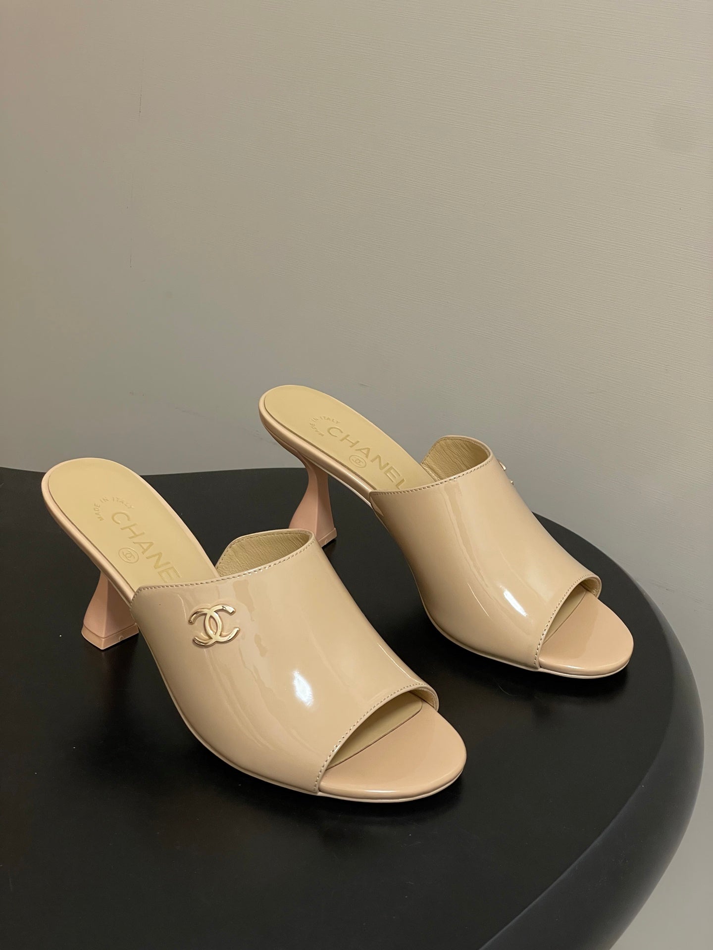 CC 26 Sandal Beige Patent Leather 593321