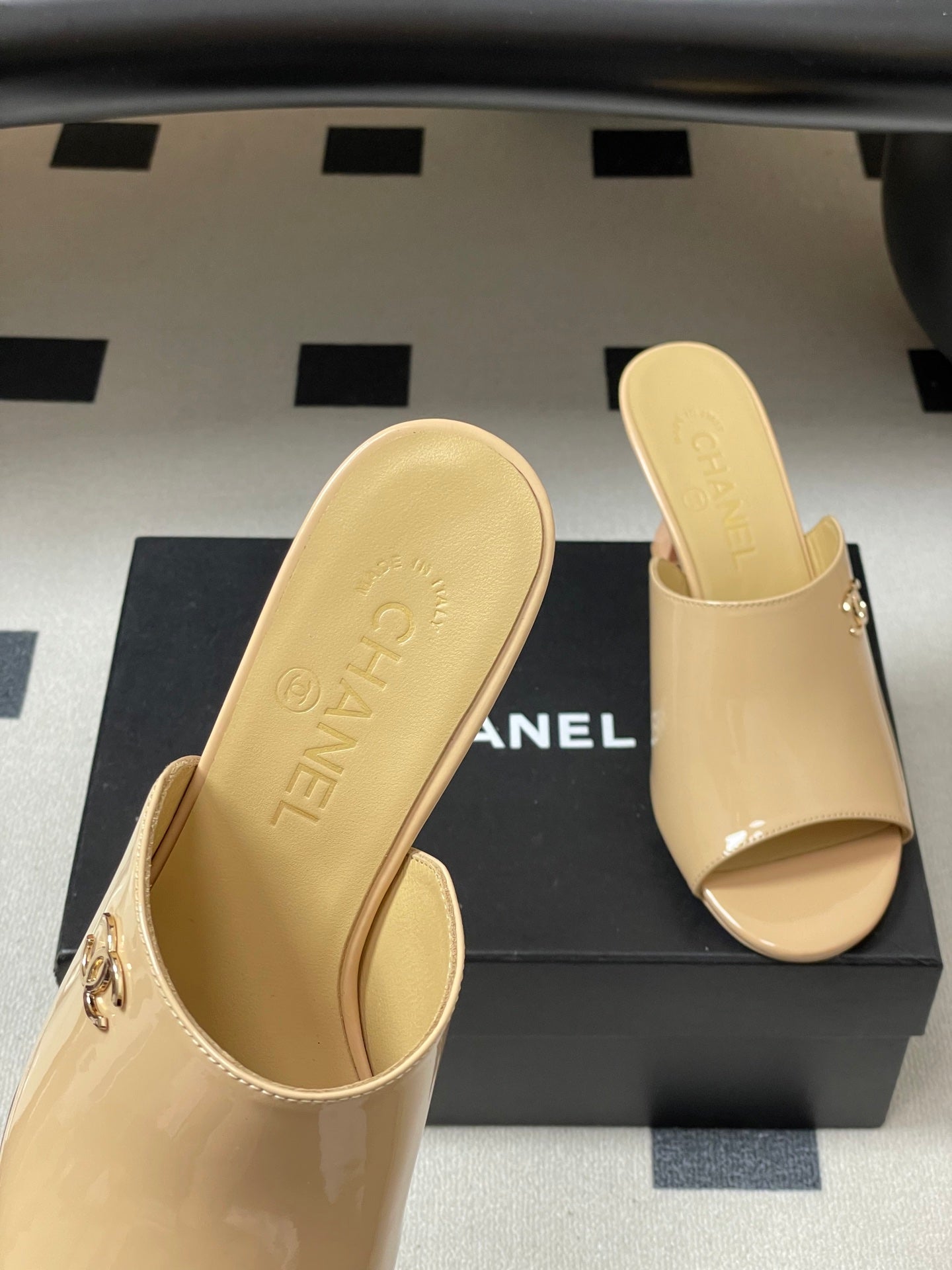 CC 26 Sandal Beige Patent Leather 593321