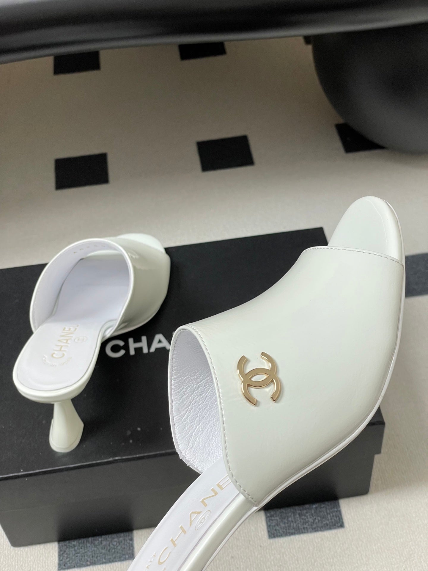 CC 26 Sandal White Patent Leather 593322
