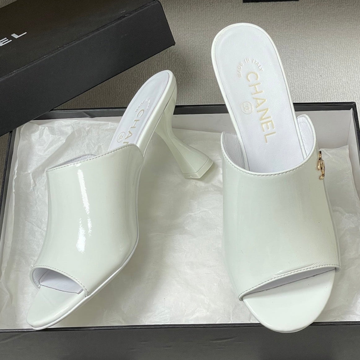 CC 26 Sandal White Patent Leather 593322