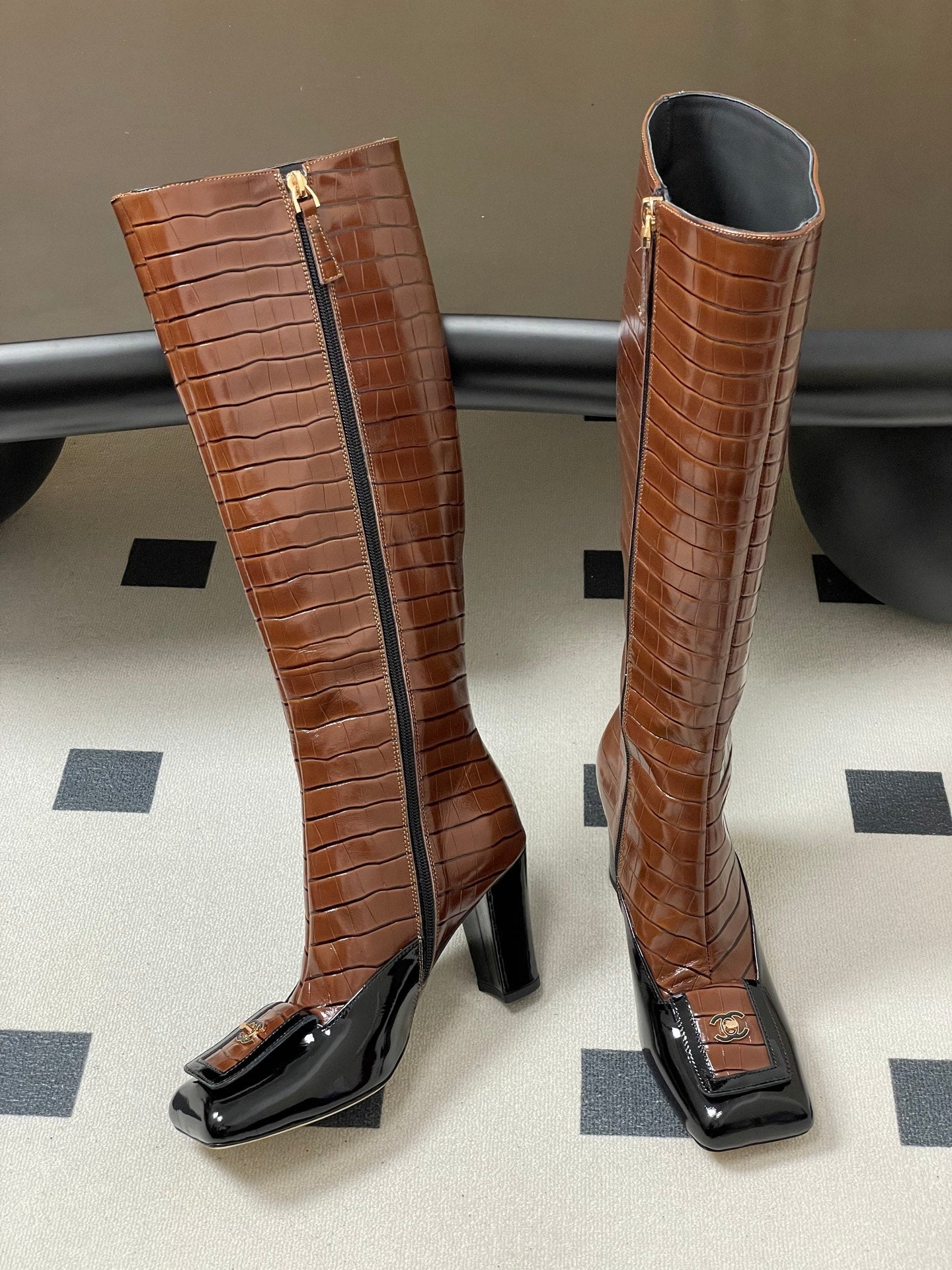 CC 26 Crocodile-embossed High Boot Black Brown Patent Leather 593110