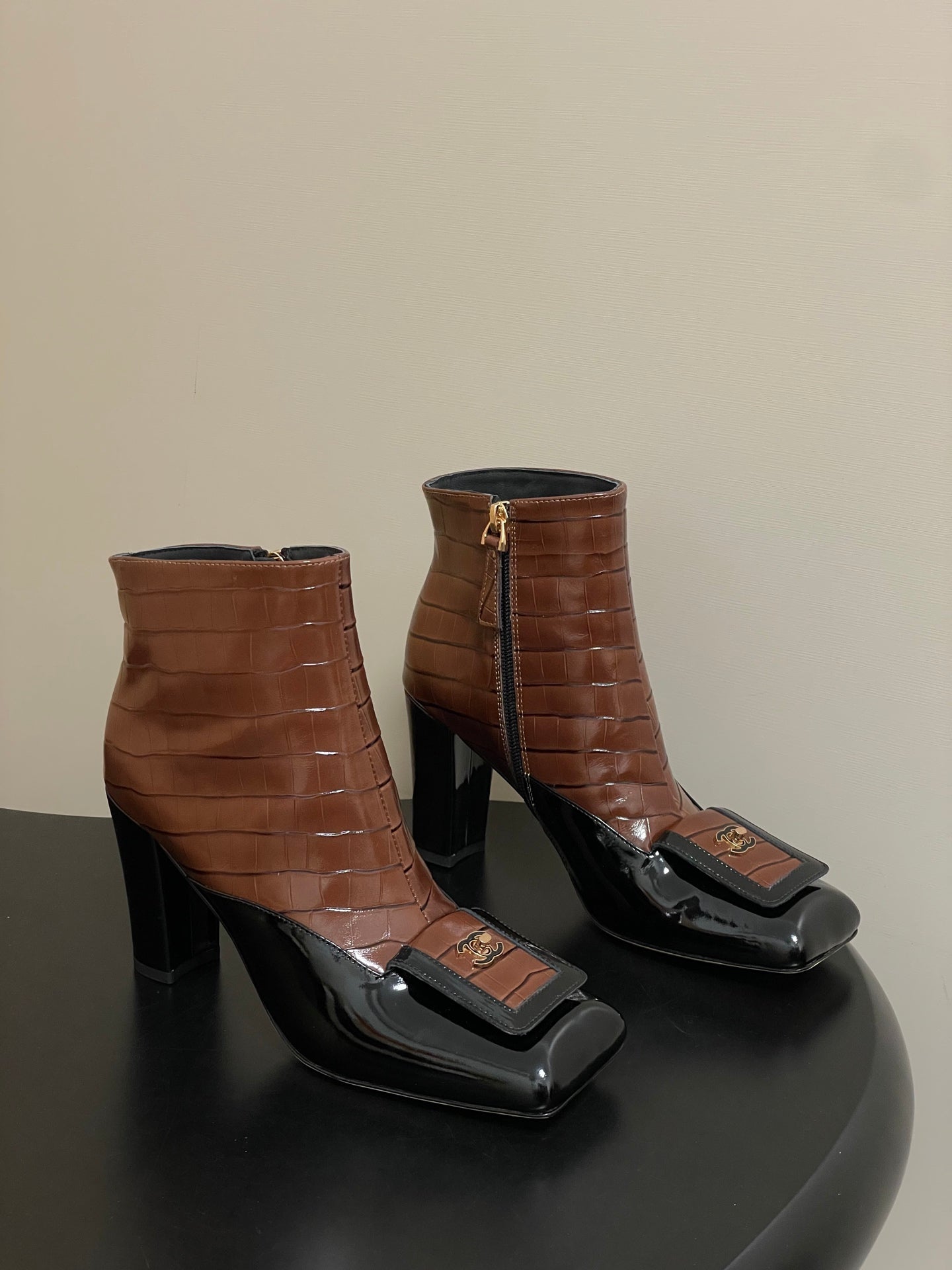 CC 26 Crocodile-embossed Boot Black Brown Patent Leather 593112
