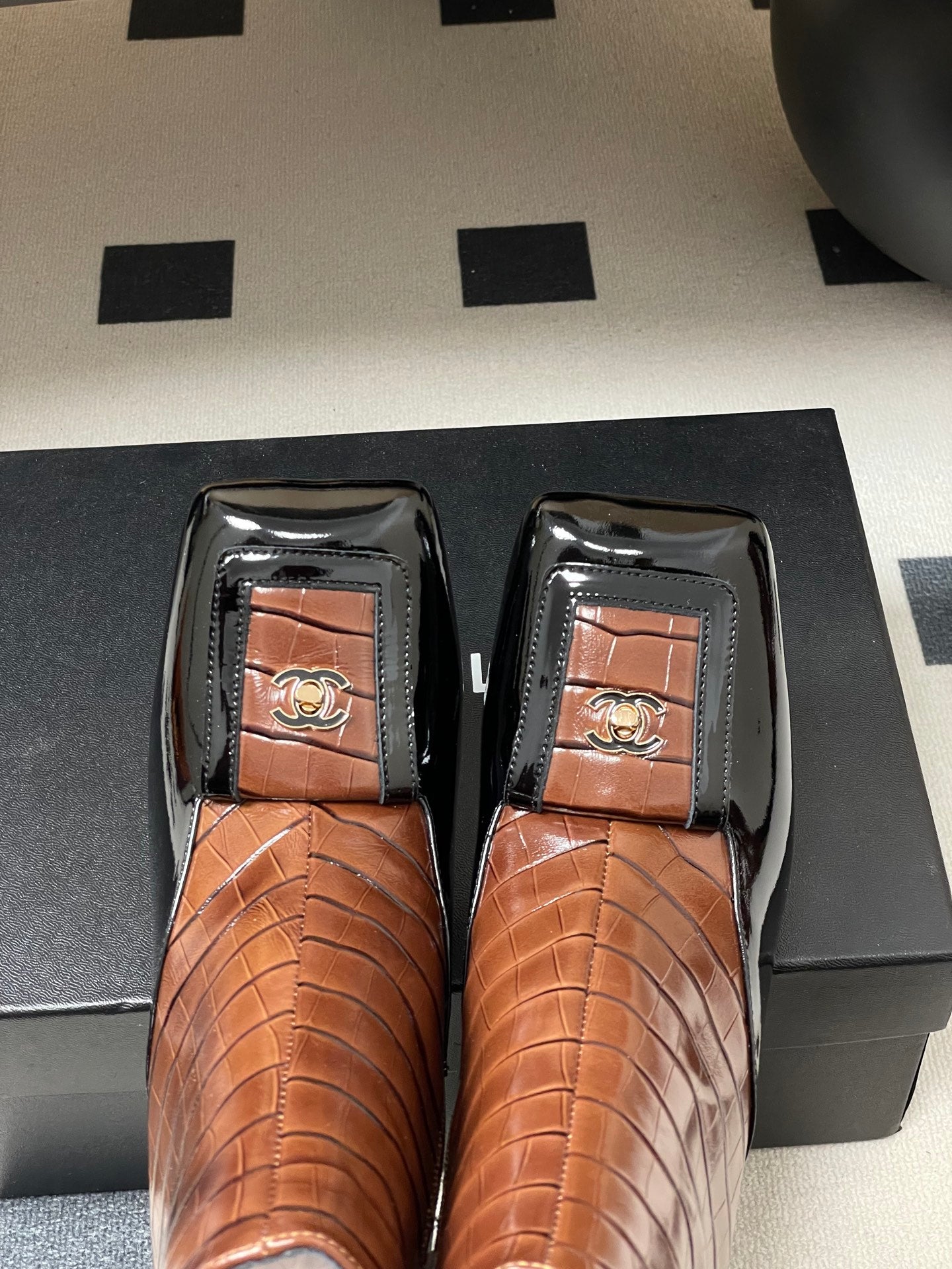 CC 26 Crocodile-embossed Boot Black Brown Patent Leather 593112