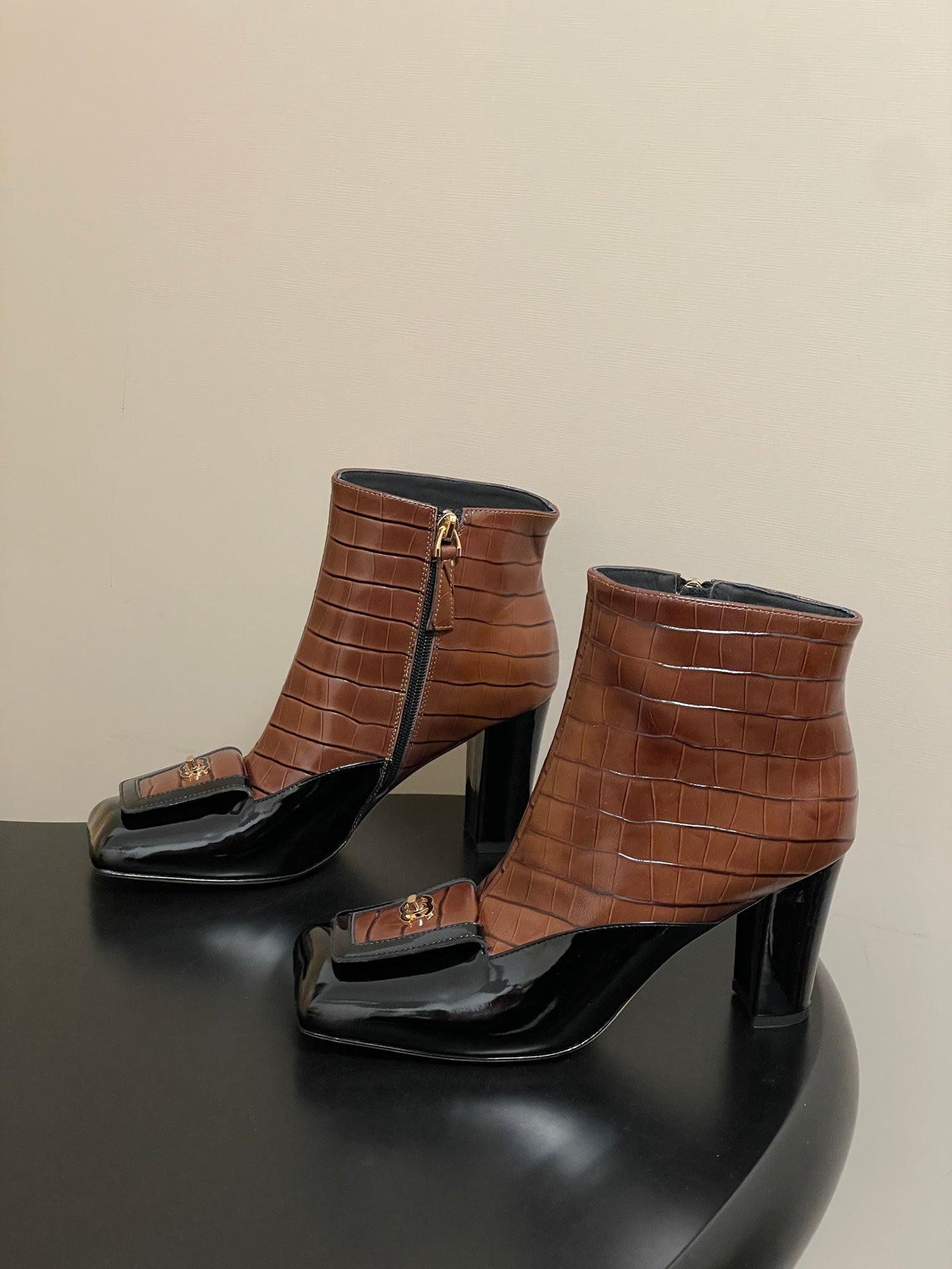 CC 26 Crocodile-embossed Boot Black Brown Patent Leather 593112