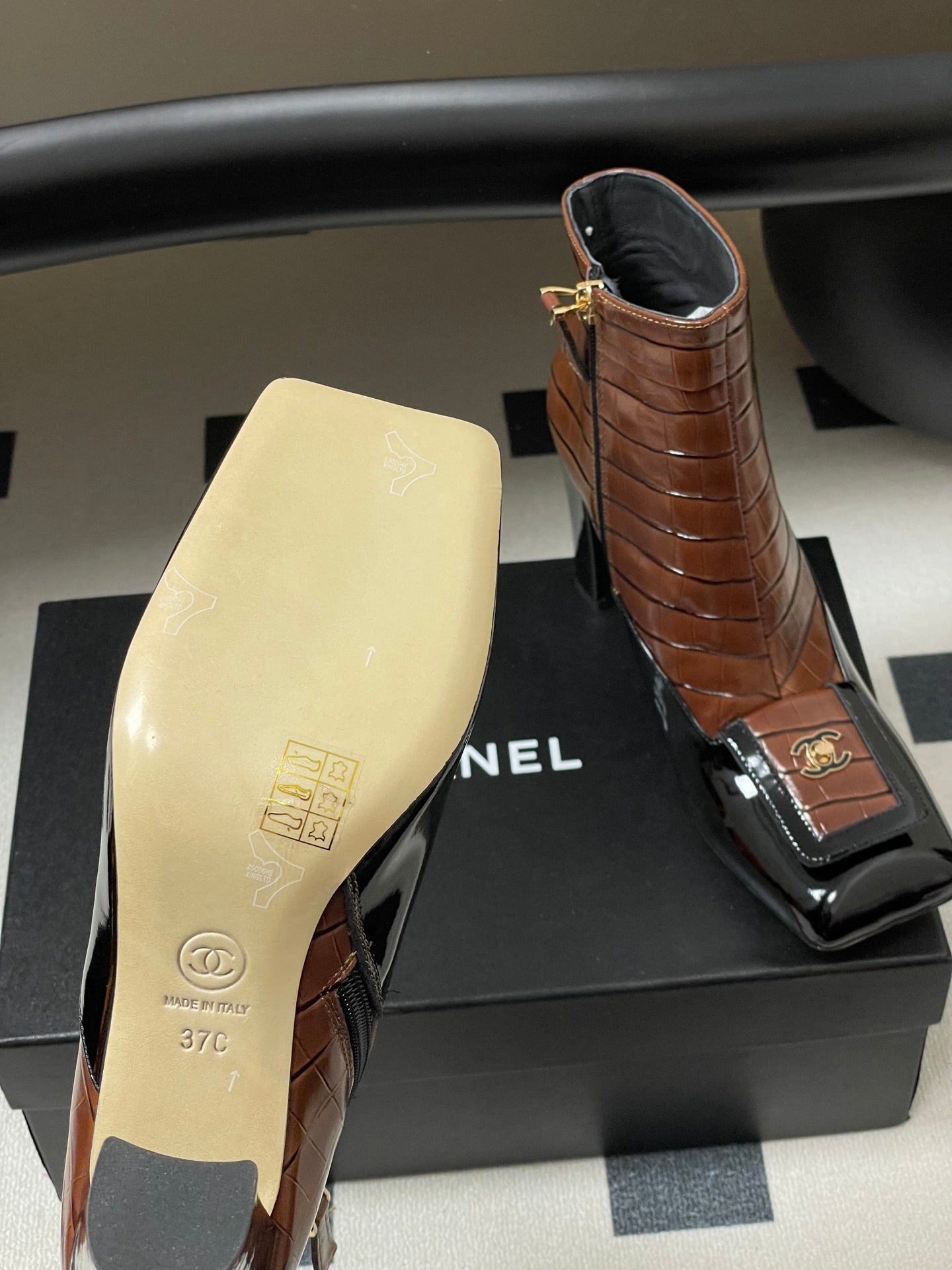 CC 26 Crocodile-embossed Boot Black Brown Patent Leather 593112