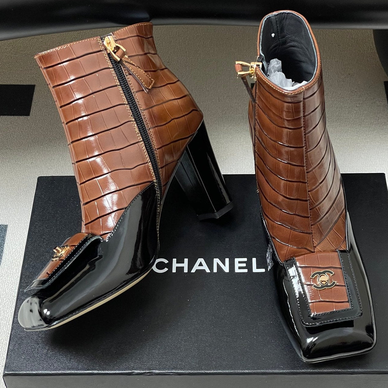 CC 26 Crocodile-embossed Boot Black Brown Patent Leather 593112