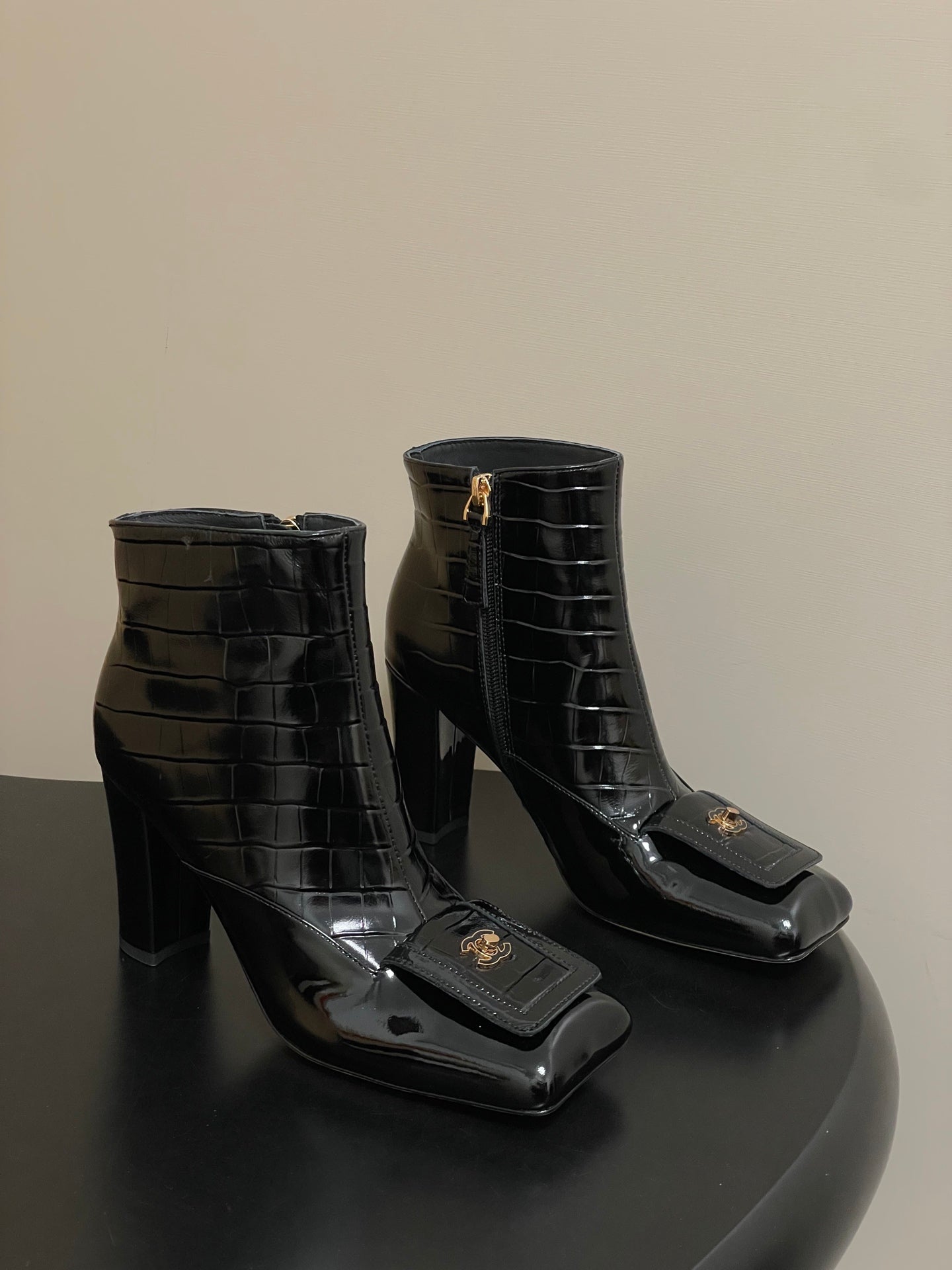 CC 26 Crocodile-embossed Boot Black Patent Leather 593113