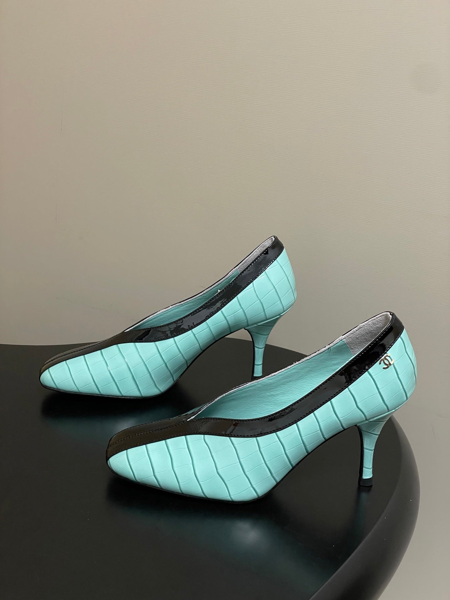 CC 26 Crocodile-embossed Pump Light Blue mix Black Calfskin 593368
