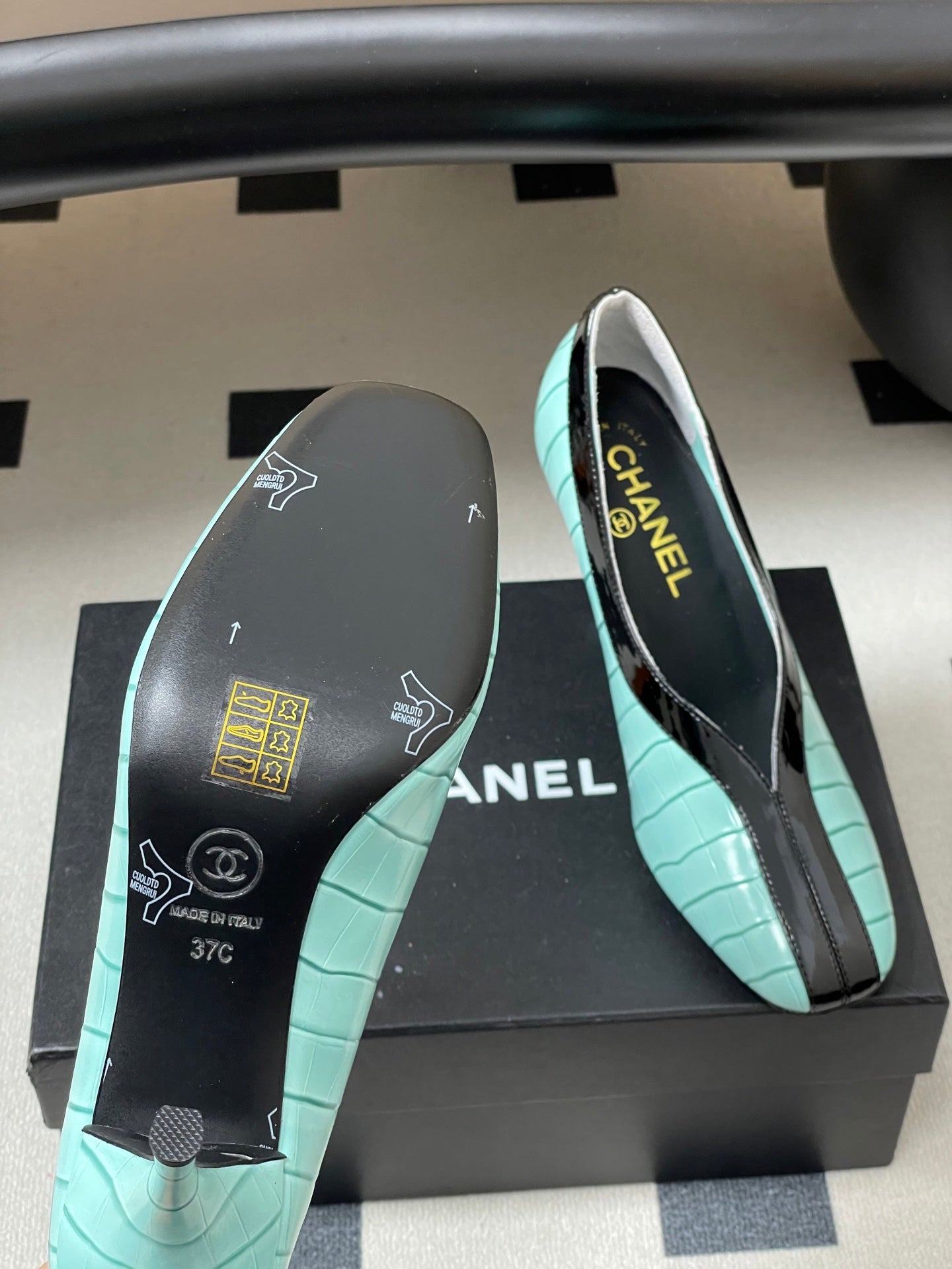 CC 26 Crocodile-embossed Pump Light Blue mix Black Calfskin 593368