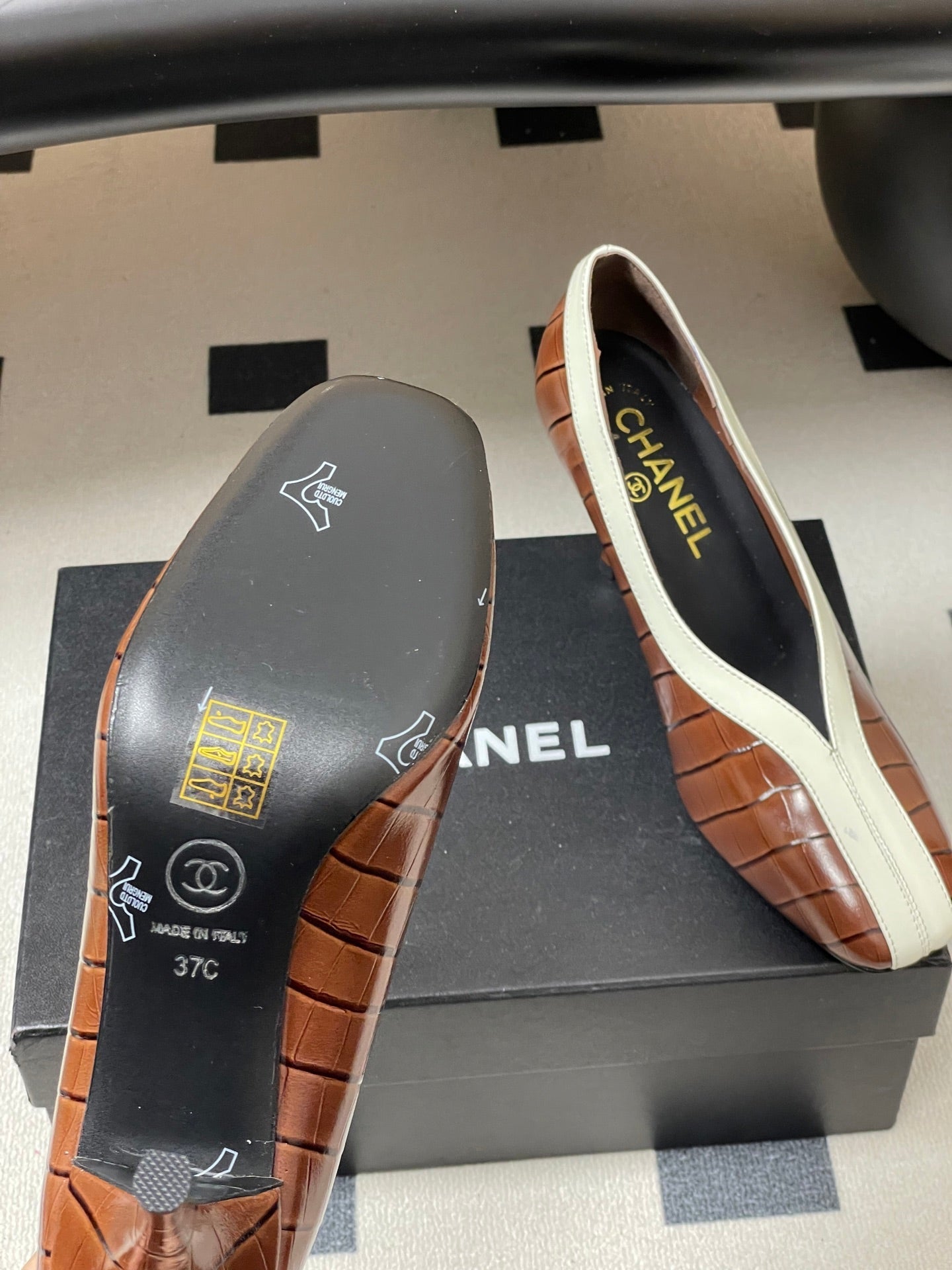 CC 26 Crocodile-embossed Pump Calfskin