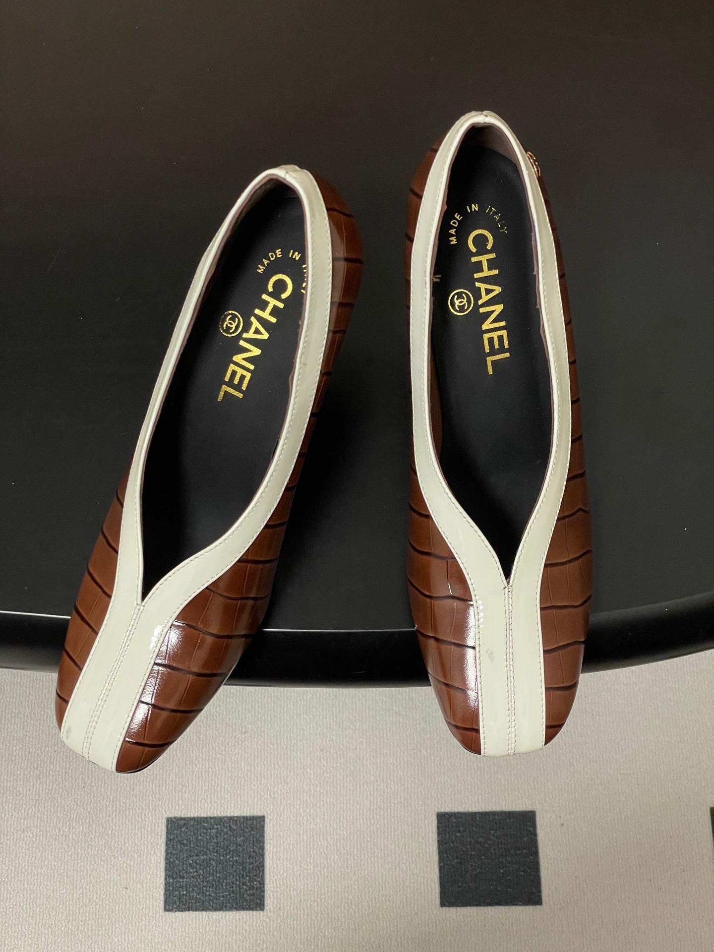 CC 26 Crocodile-embossed Pump Brown mix White Calfskin 593369