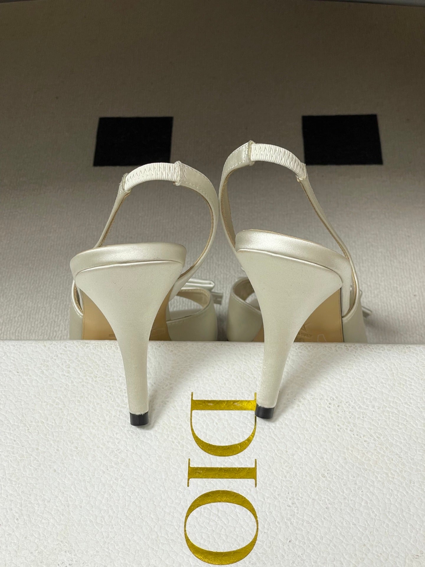 CD 26 Slingback 85 White Leather Silk 593605