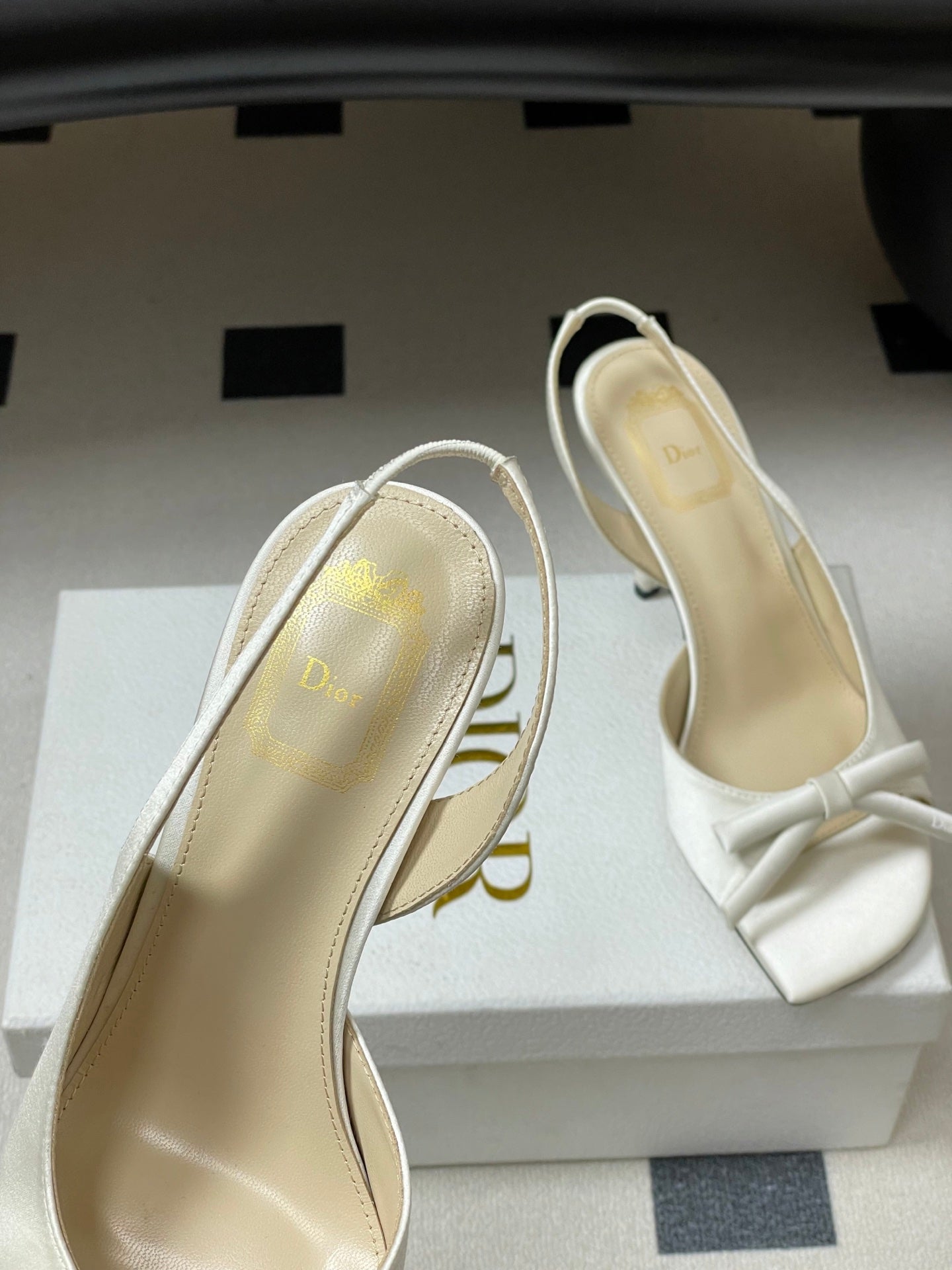 CD 26 Slingback 85 White Leather Silk 593605