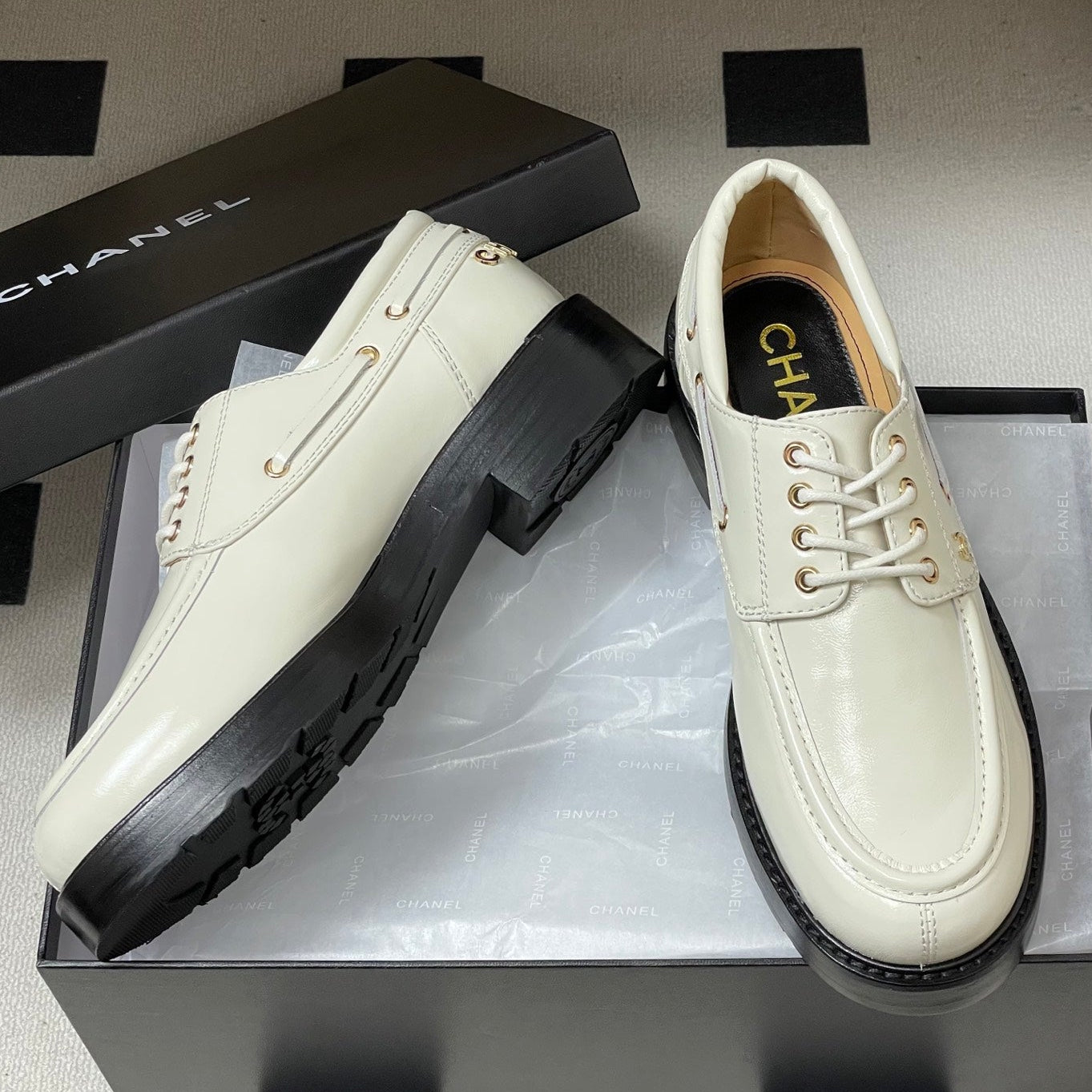 CC 26 Lace-Up Loafer White Sheepskin 594249