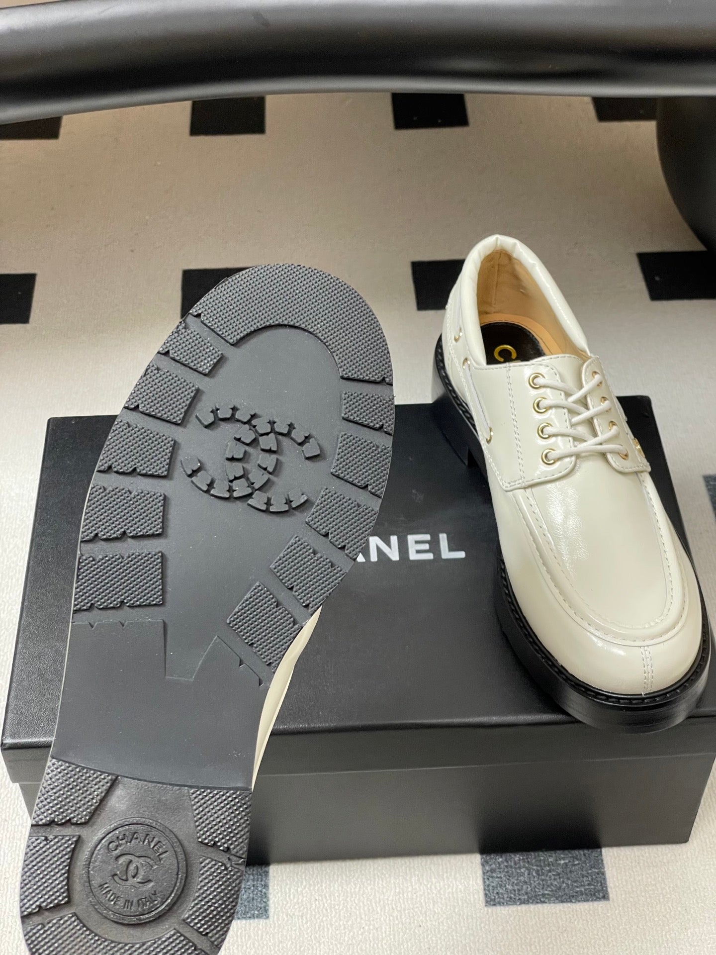 CC 26 Lace-Up Loafer White Sheepskin 594249