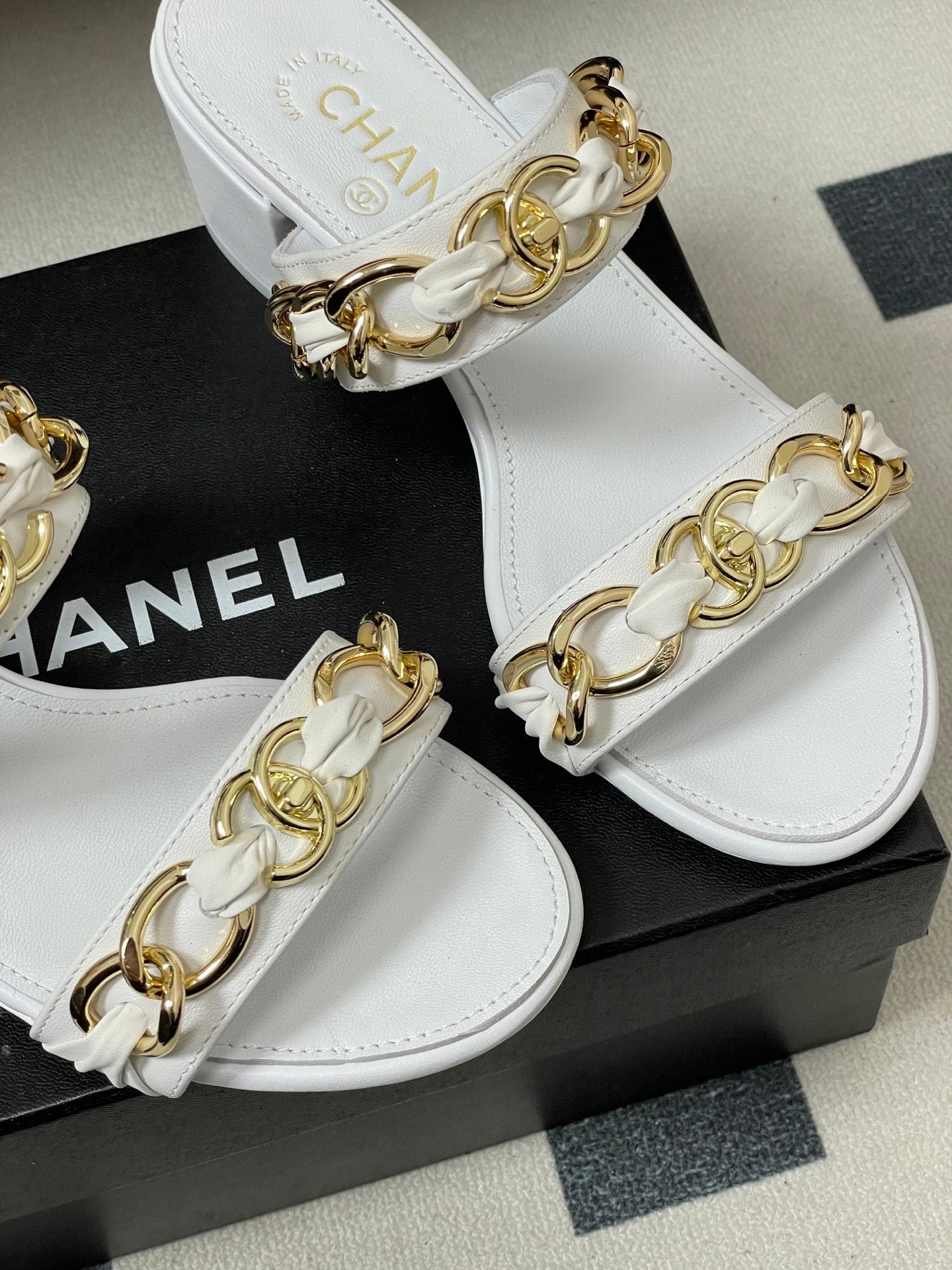 CC 26s Chunky Heels Sandals 55 White Sheepskin 649470