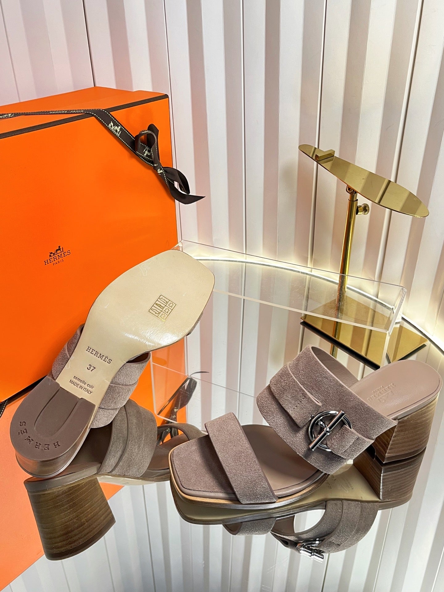 HM 26ss Kelly Buckle High-Heeled Sandals Taupe Suede 641963