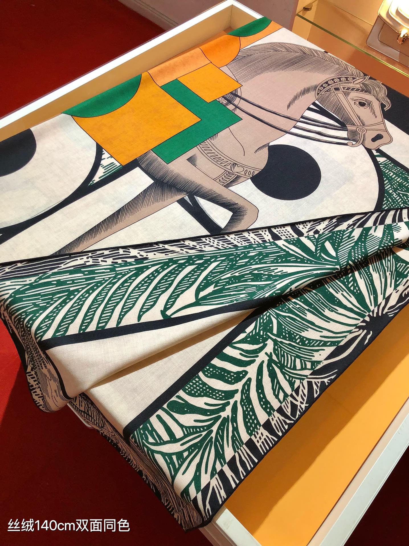 HM Elegant Knight 140 CM Green White Cashmere and Silk 293099