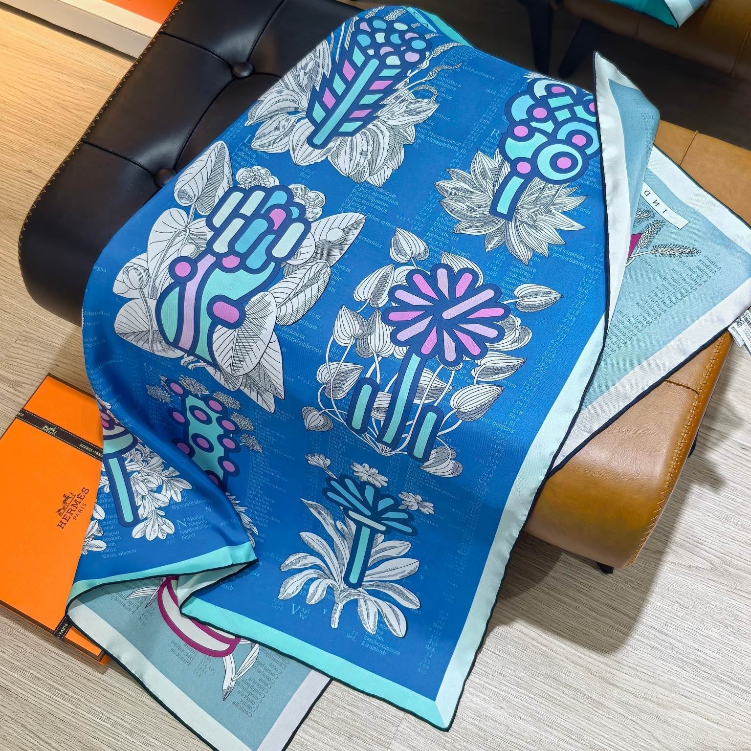 HM 26ss Amazon Scarf 90 Blue Colorful Twill Silk 126322