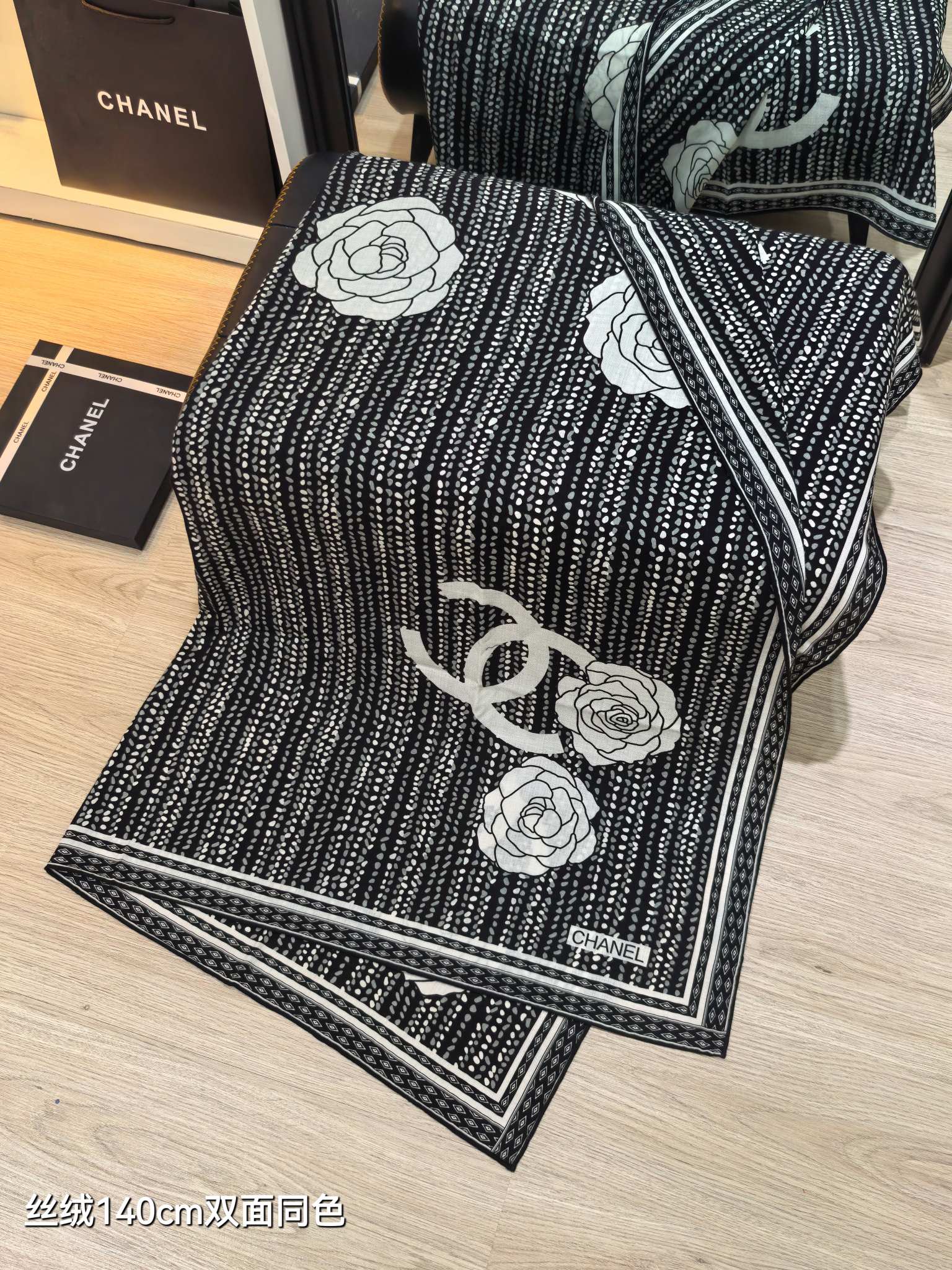 CC 25 Camellia Scarf 140CM Black Cashmere 293087